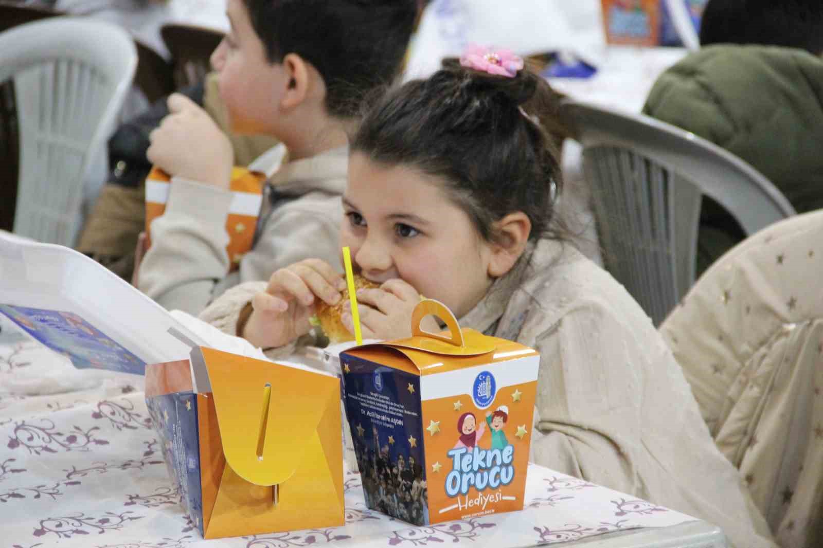 corumda-tekne-orucu-coskusu-yuzlerce-cocuk-ayni-anda-iftarini-acti