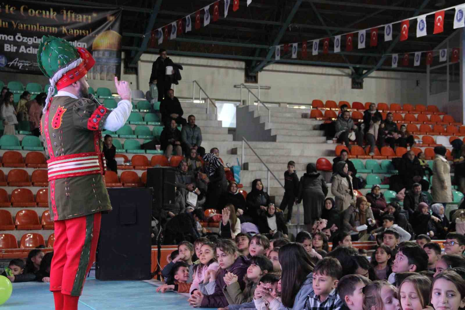 corumda-tekne-orucu-coskusu-yuzlerce-cocuk-ayni-anda-iftarini-acti