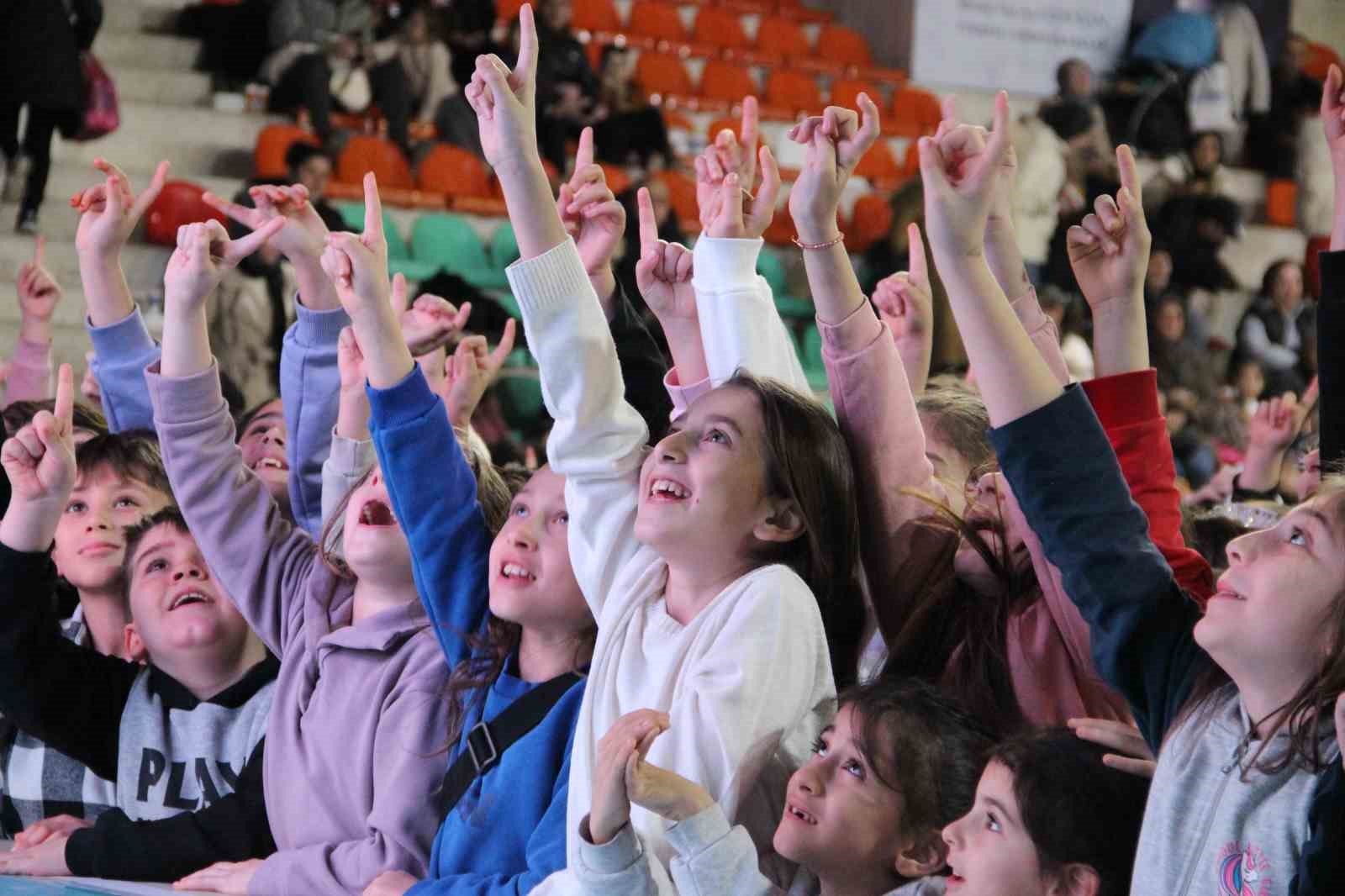 corumda-tekne-orucu-coskusu-yuzlerce-cocuk-ayni-anda-iftarini-acti