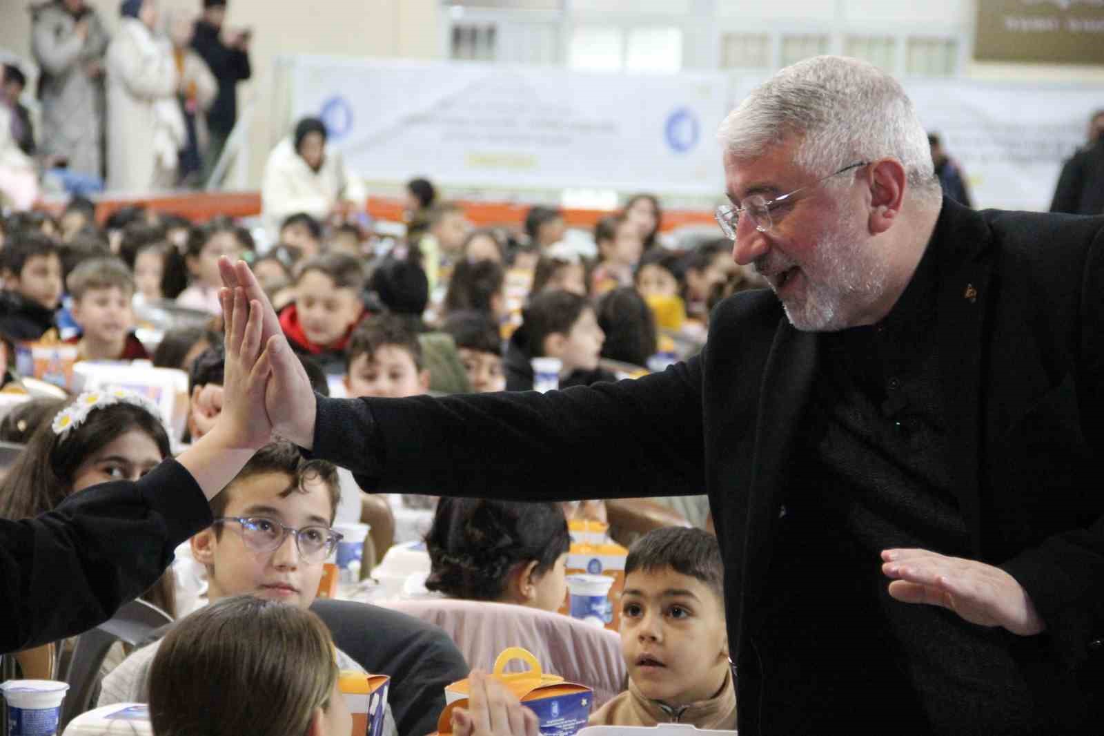 corumda-tekne-orucu-coskusu-yuzlerce-cocuk-ayni-anda-iftarini-acti