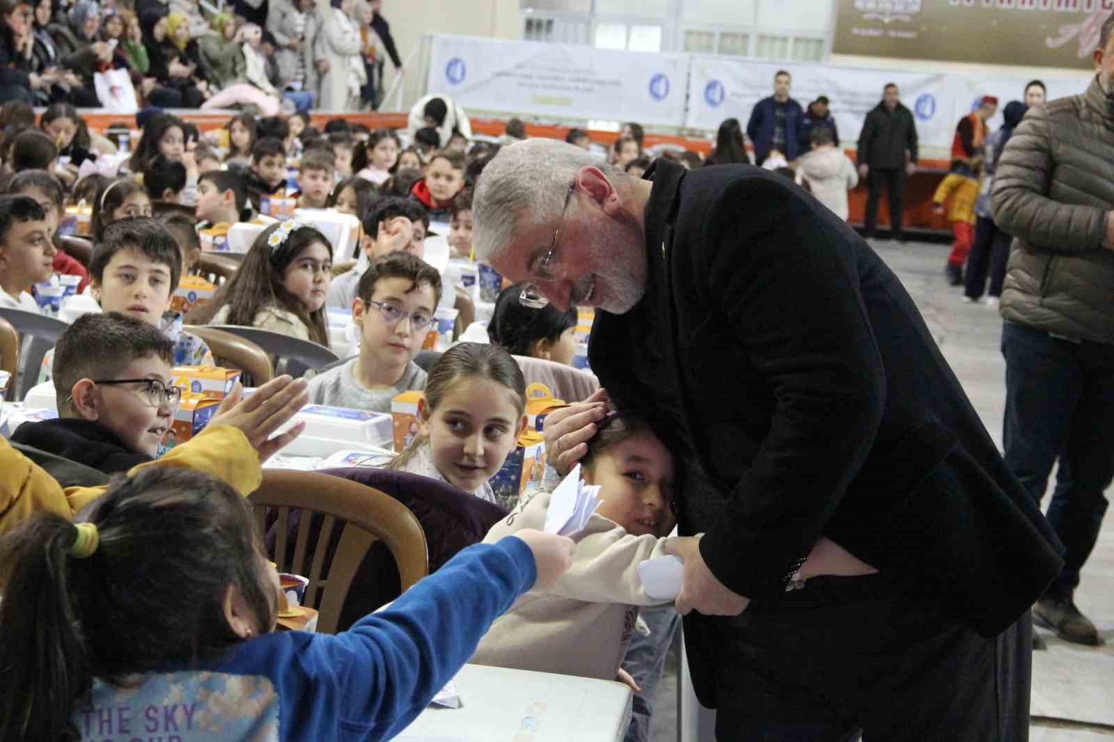 corumda-tekne-orucu-coskusu-yuzlerce-cocuk-ayni-anda-iftarini-acti