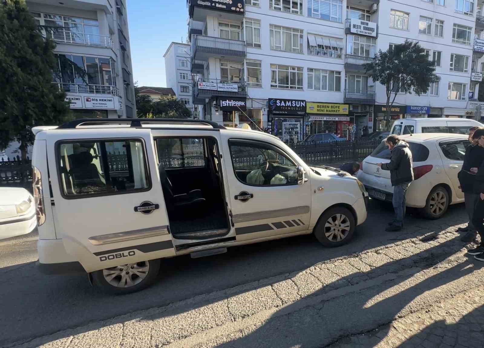 dolmus-kazasinda-hava-yastigi-acildi-1-yolcu-yaralandi