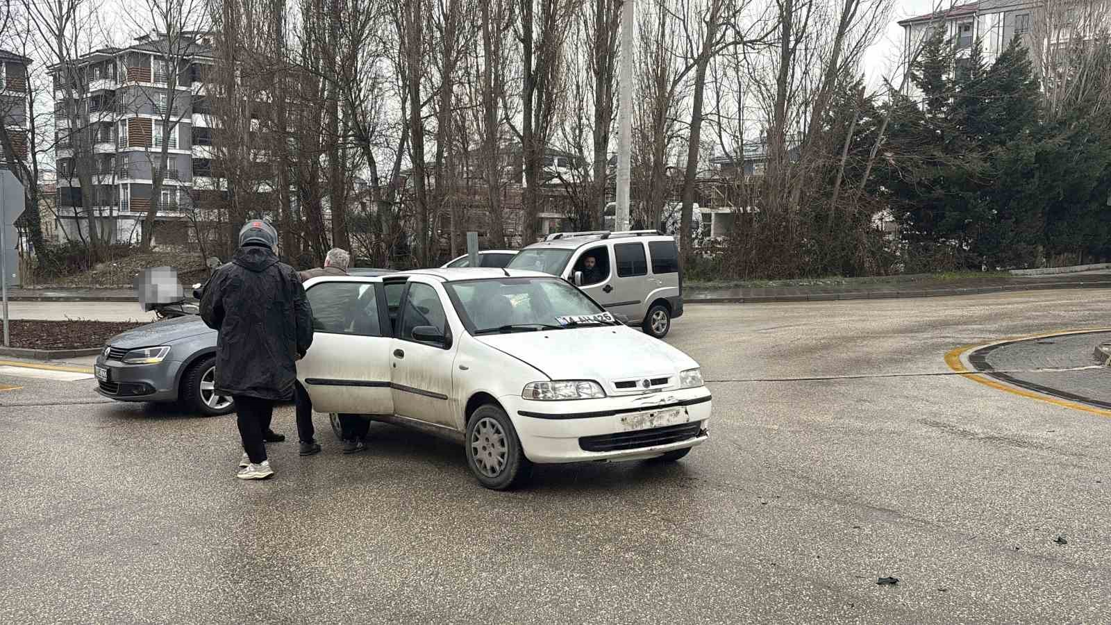 donel-kavsakta-motosiklet-ile-otomobil-carpisti