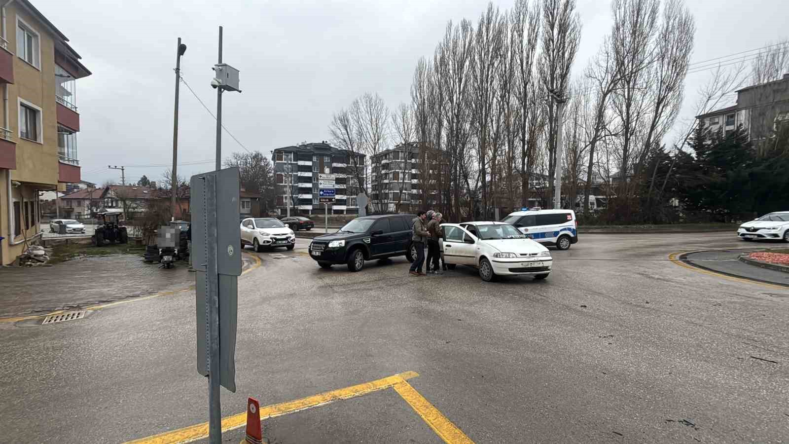 donel-kavsakta-motosiklet-ile-otomobil-carpisti