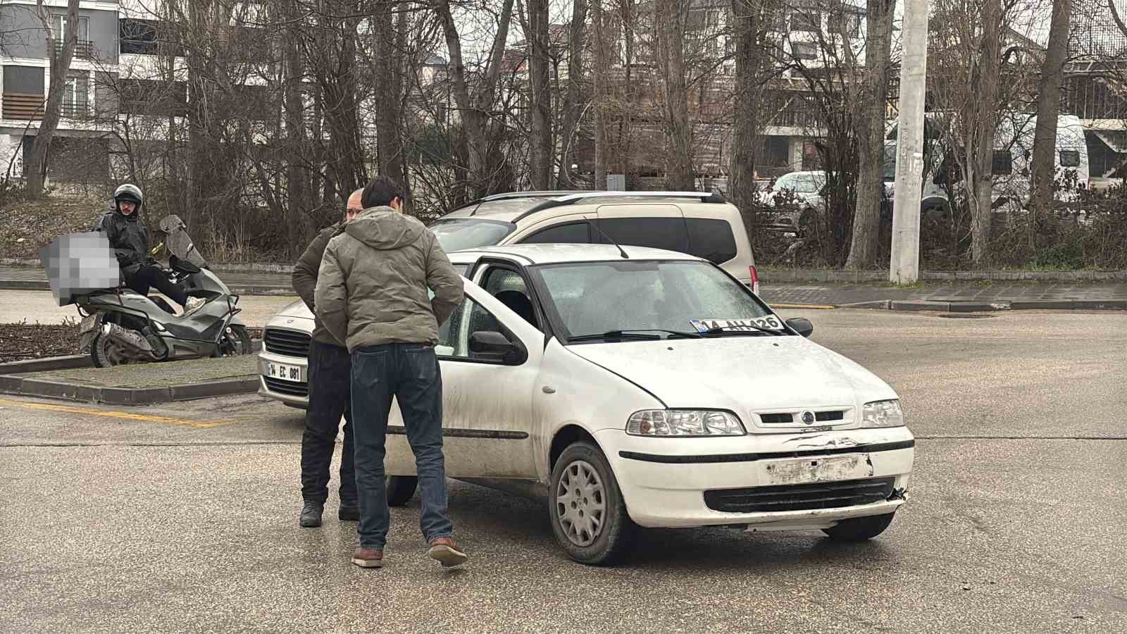 donel-kavsakta-motosiklet-ile-otomobil-carpisti