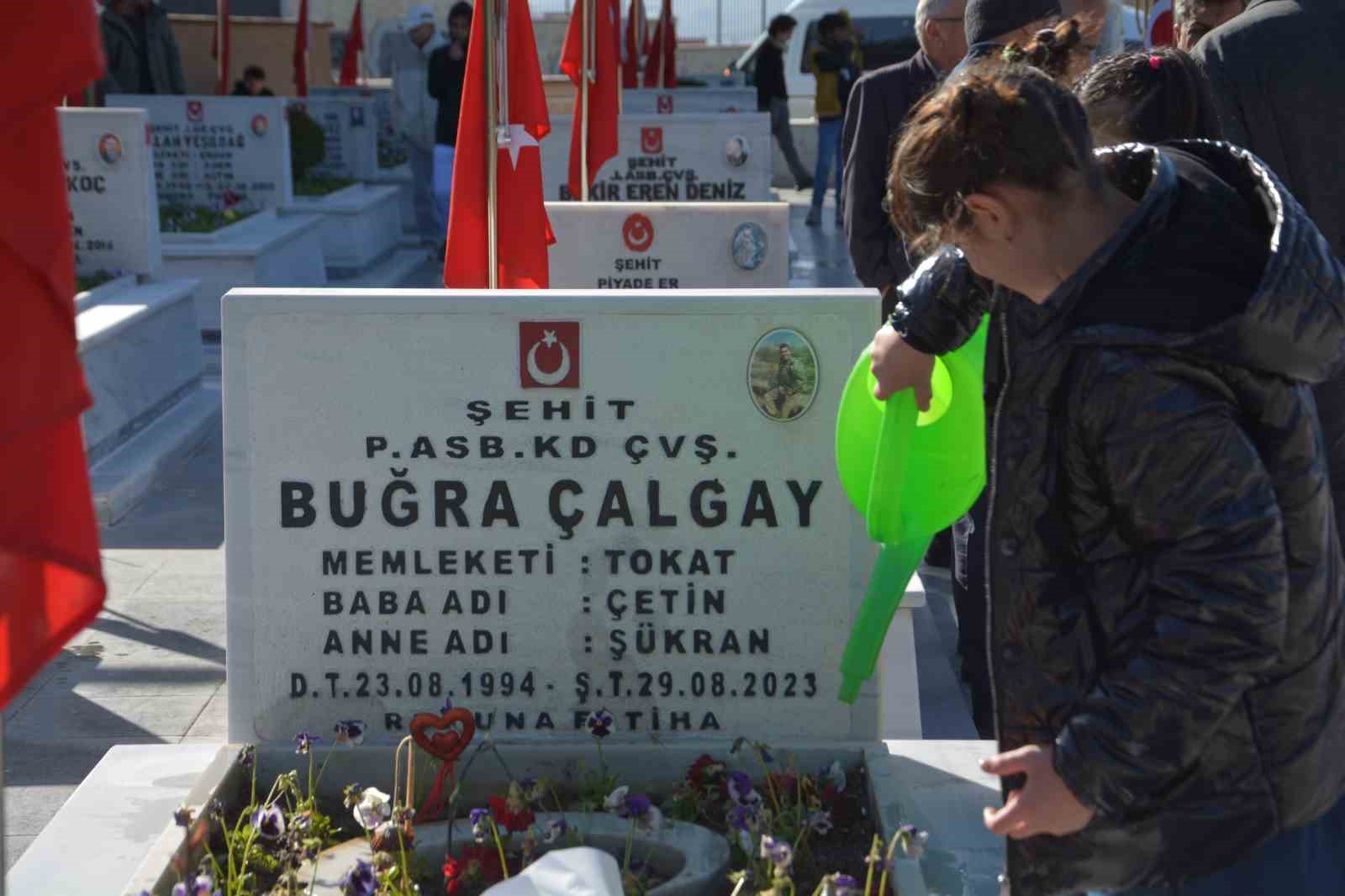 el-ele-verip-sehitlikte-temizlik-yaptilar