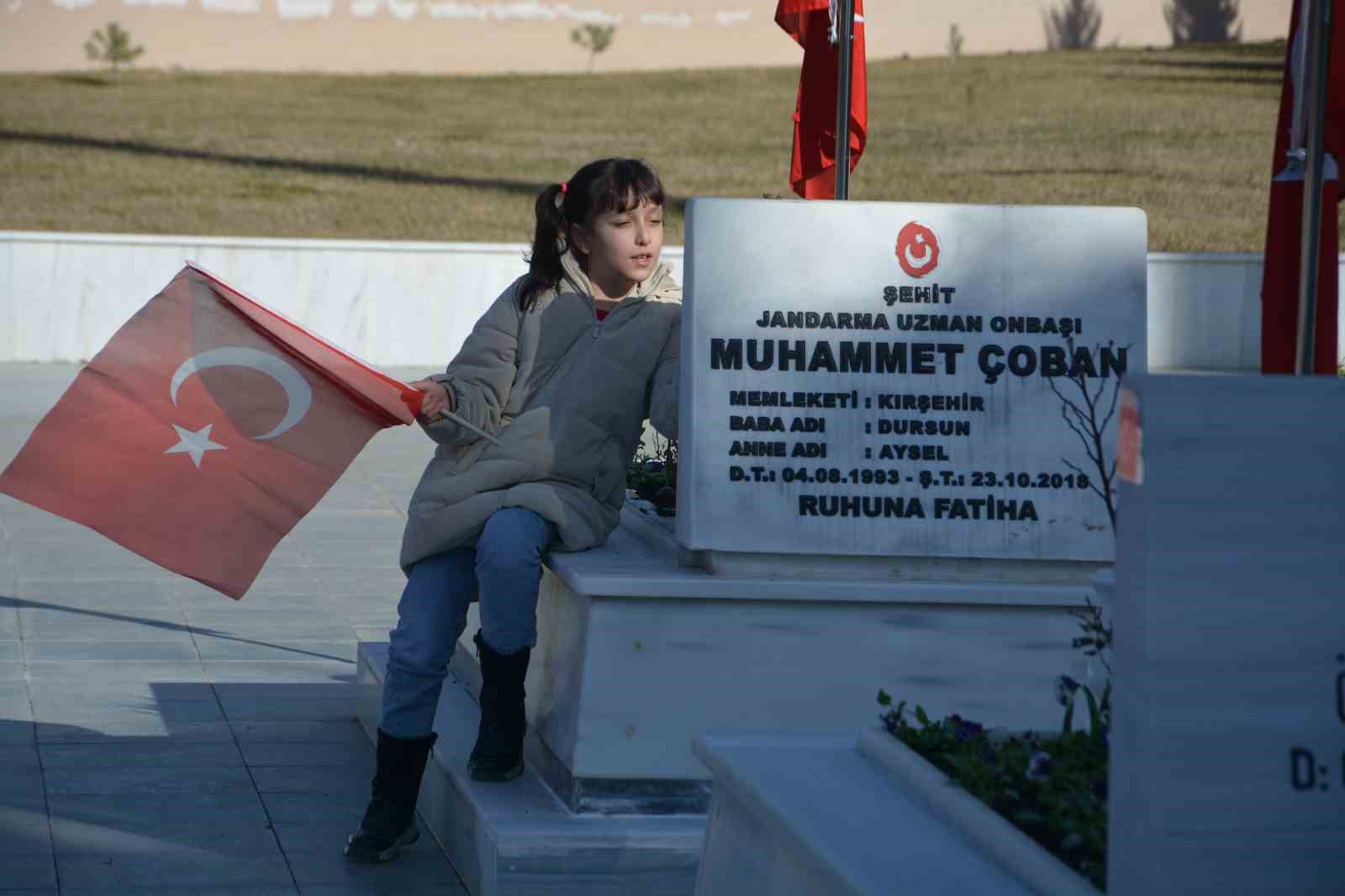 el-ele-verip-sehitlikte-temizlik-yaptilar