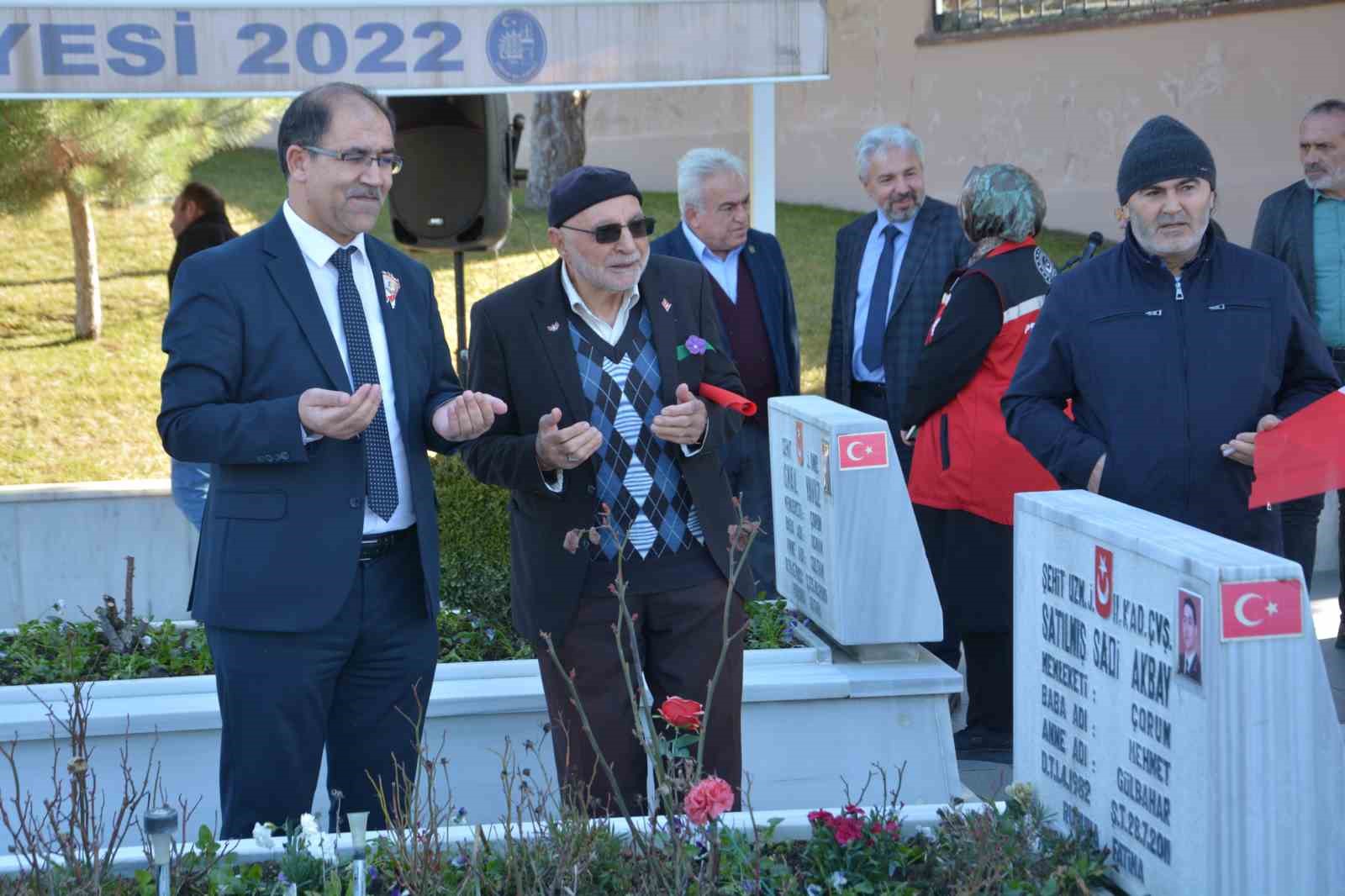 el-ele-verip-sehitlikte-temizlik-yaptilar