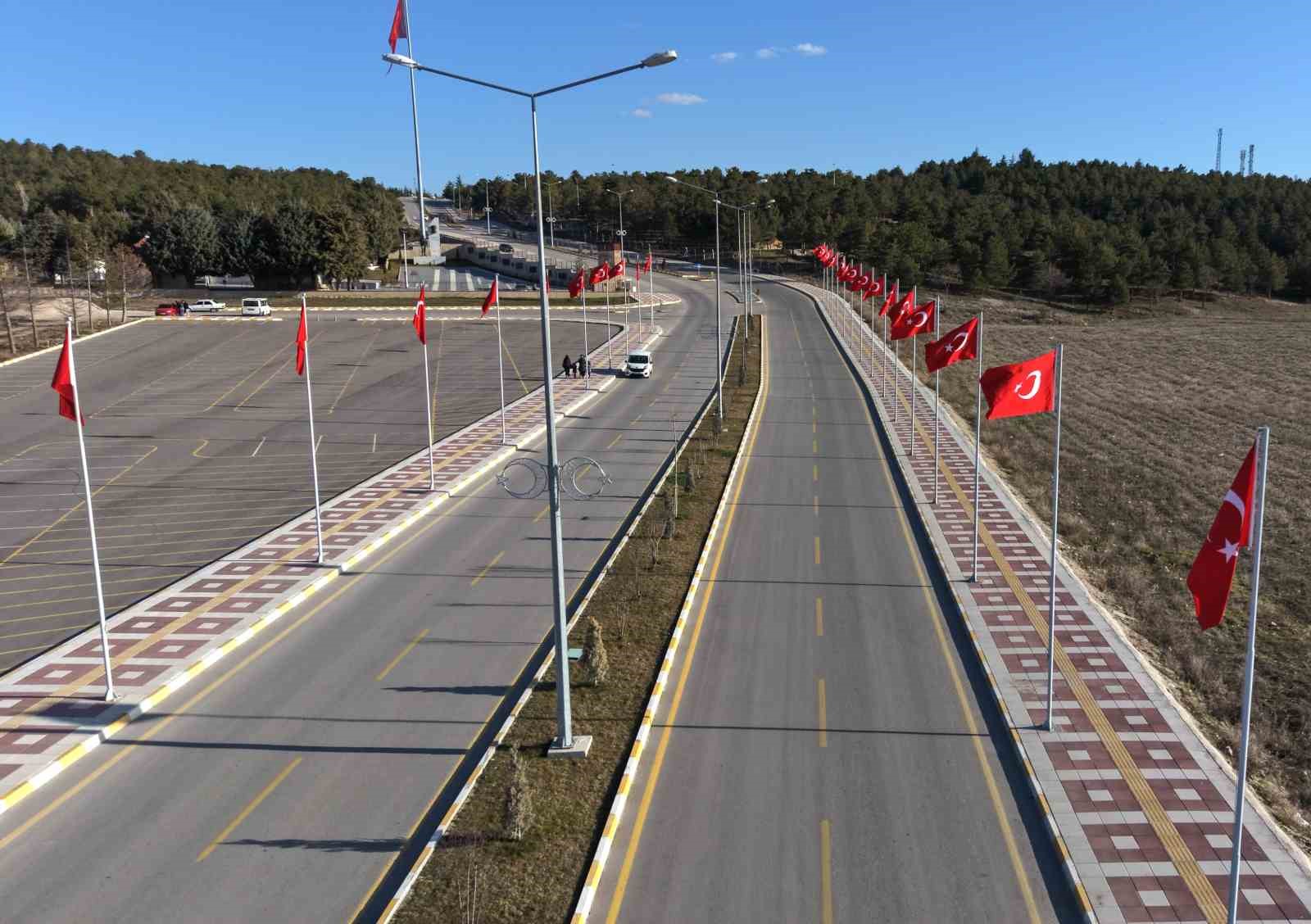 el-ele-verip-sehitlikte-temizlik-yaptilar