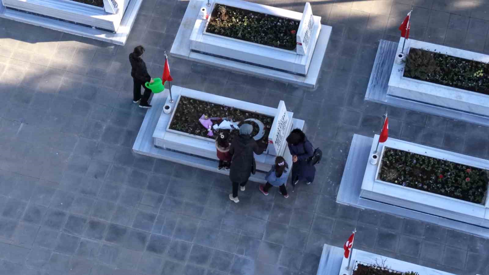 el-ele-verip-sehitlikte-temizlik-yaptilar