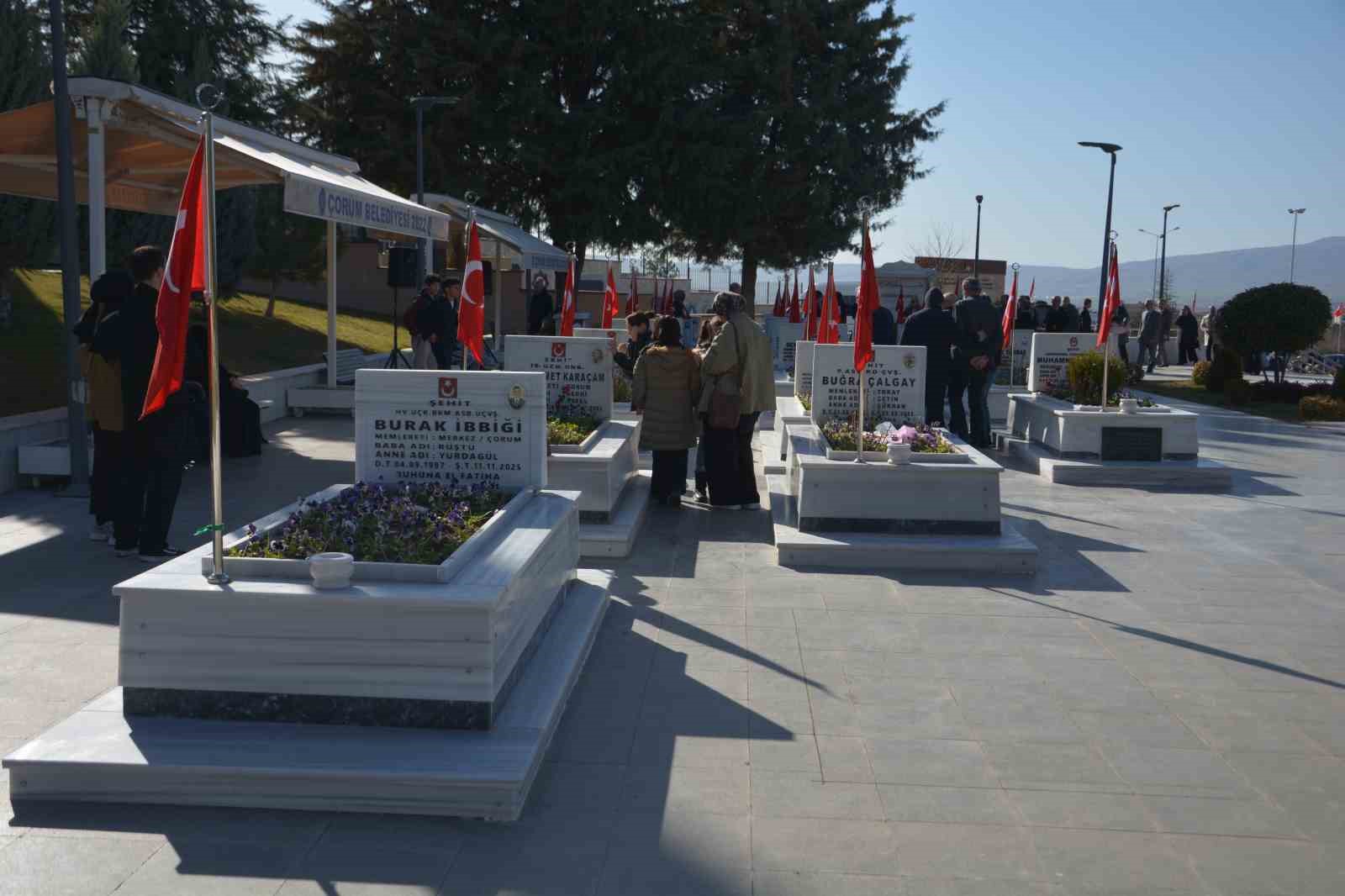 el-ele-verip-sehitlikte-temizlik-yaptilar