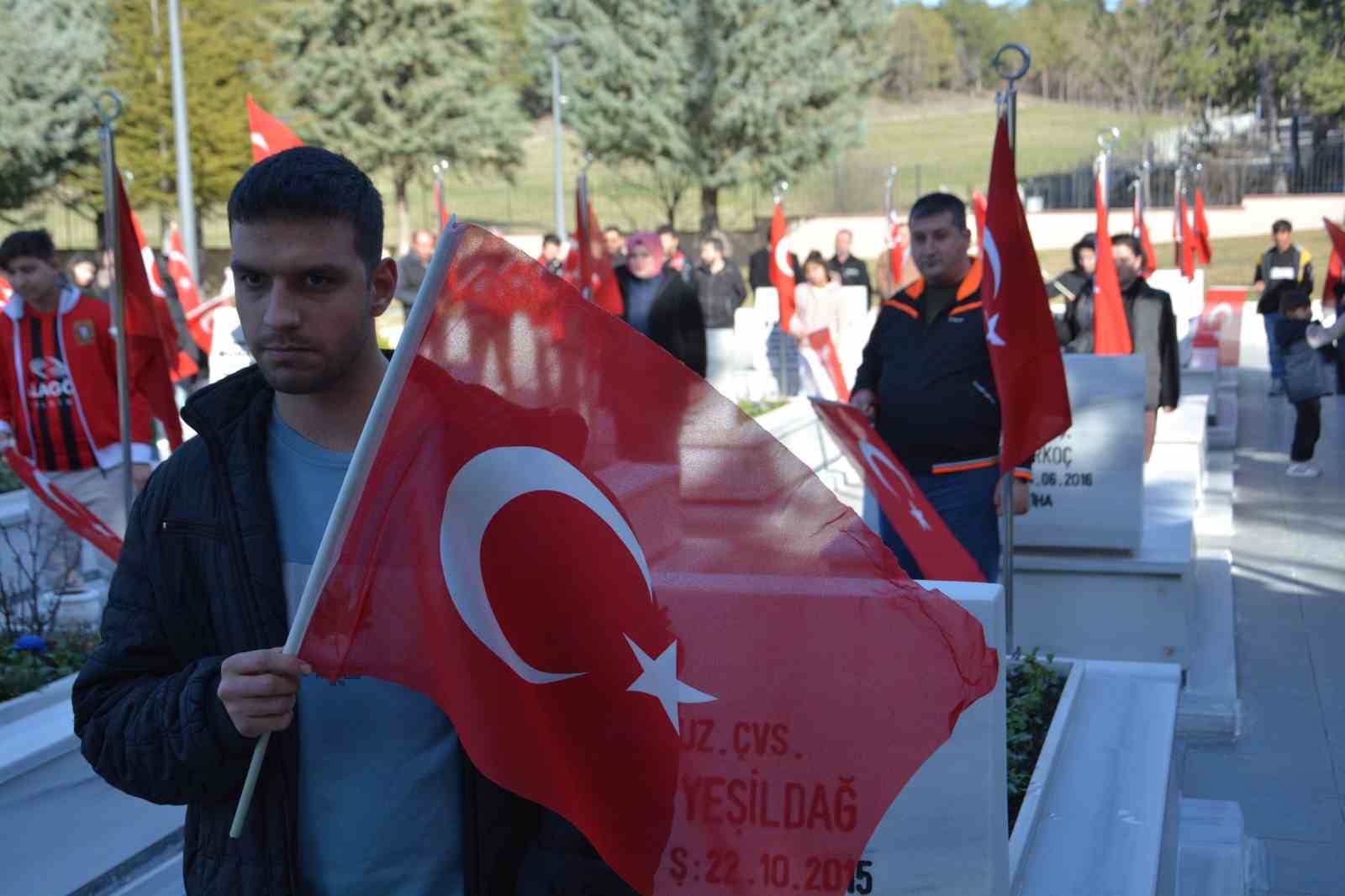 el-ele-verip-sehitlikte-temizlik-yaptilar