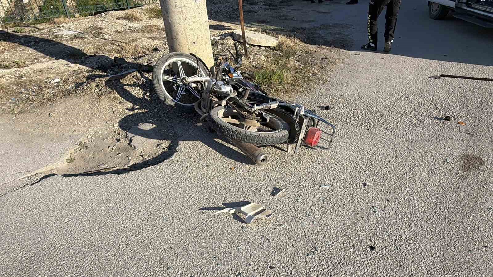 erbaada-motosiklet-ile-otomobil-carpisti-2-yarali