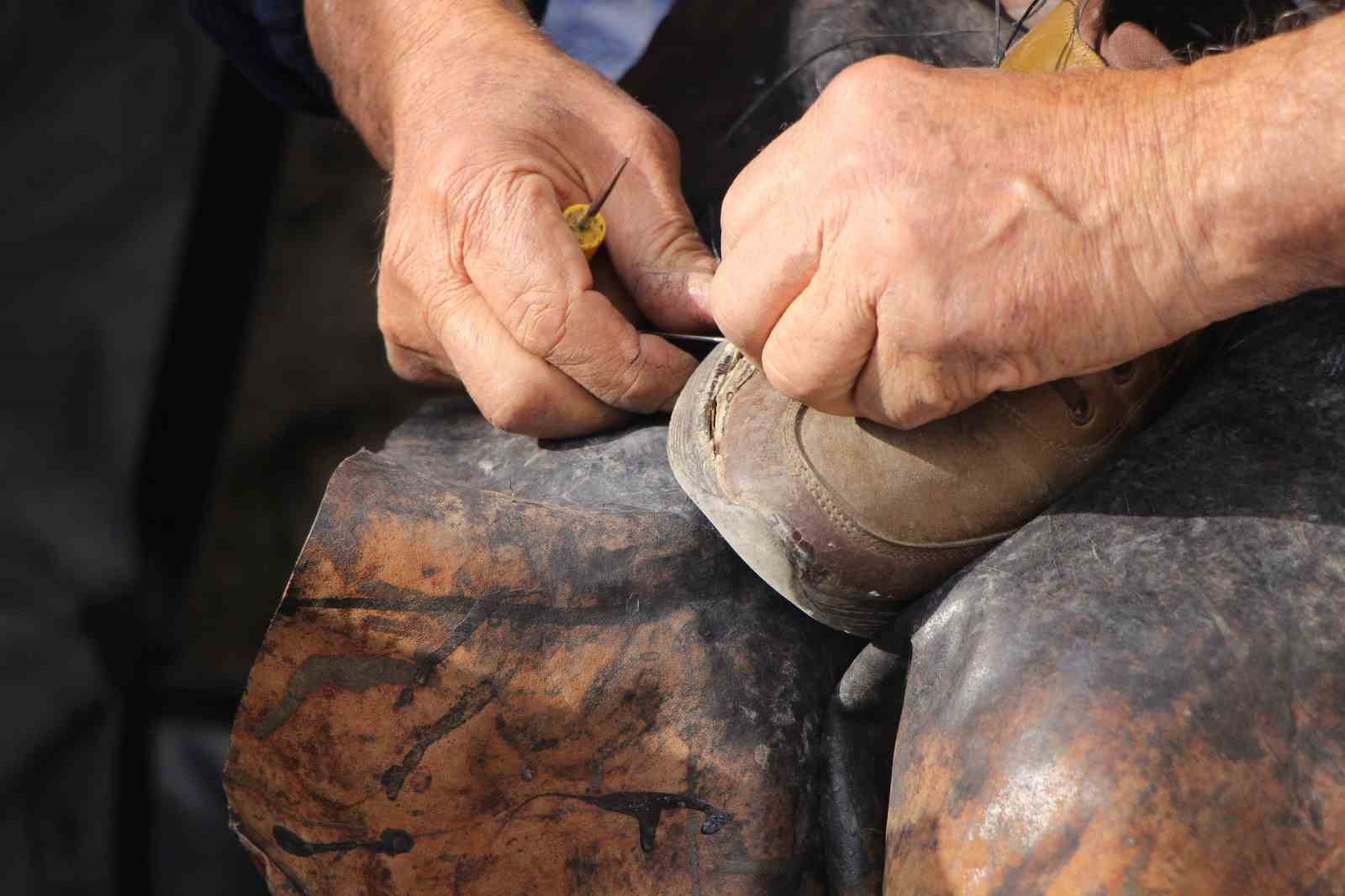 ermeni-asilli-usta-50-yildir-igne-iplikle-tamir-yapiyor-turk-milliyetcisiyim-ulkemi-seviyorum