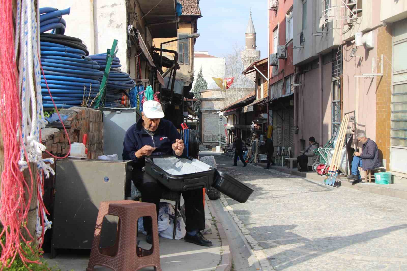 ermeni-asilli-usta-50-yildir-igne-iplikle-tamir-yapiyor-turk-milliyetcisiyim-ulkemi-seviyorum