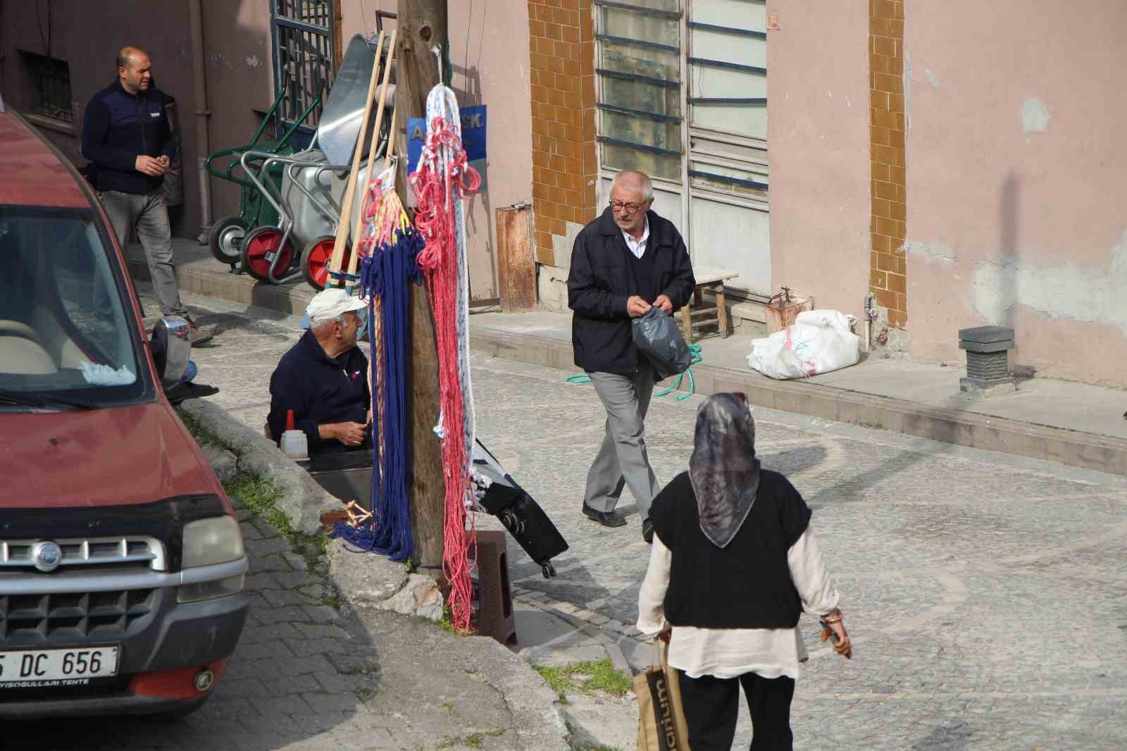 ermeni-asilli-usta-50-yildir-igne-iplikle-tamir-yapiyor-turk-milliyetcisiyim-ulkemi-seviyorum