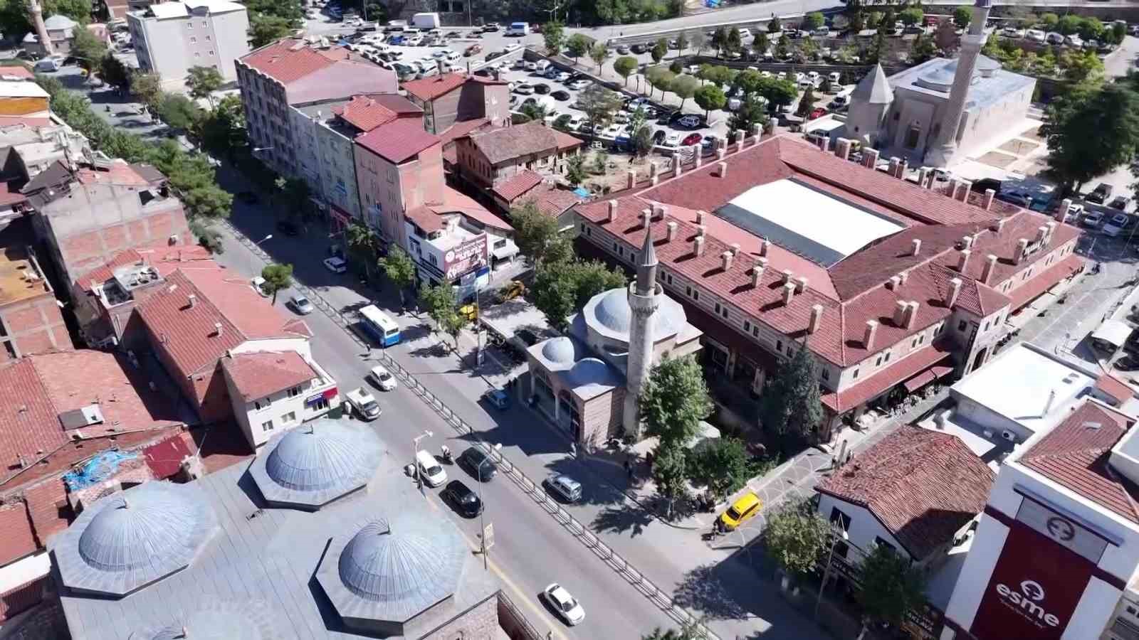 ermeni-asilli-usta-50-yildir-igne-iplikle-tamir-yapiyor-turk-milliyetcisiyim-ulkemi-seviyorum