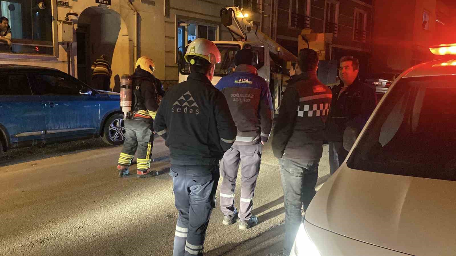 evinin-balkonundan-soba-borusu-cikartti-vatandas-yangin-var-zannetti-ekipler-harekete-gecti