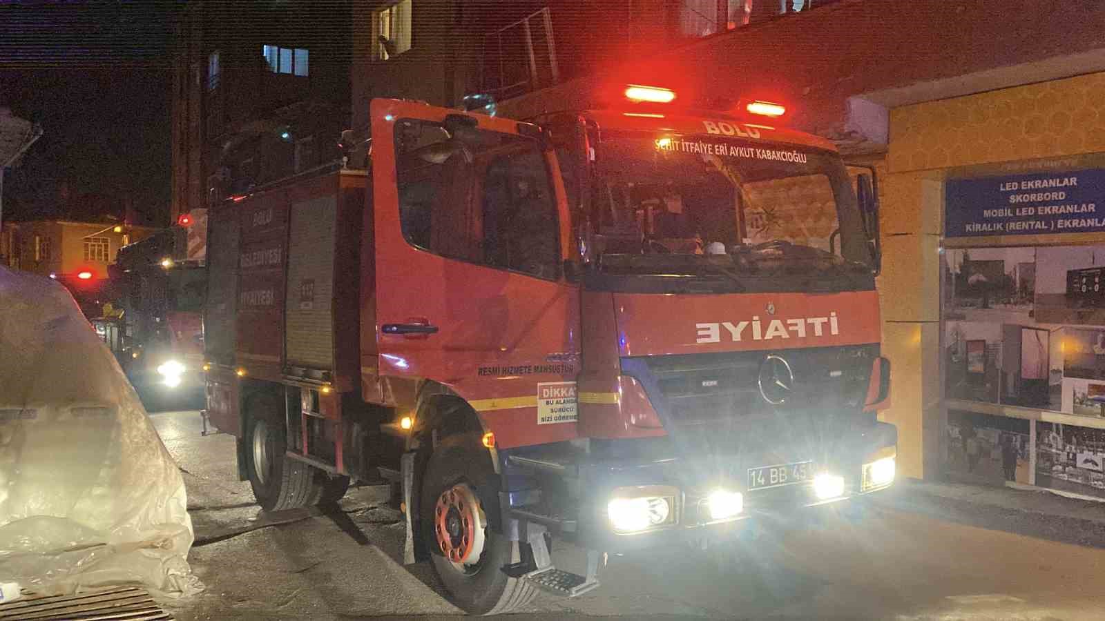 evinin-balkonundan-soba-borusu-cikartti-vatandas-yangin-var-zannetti-ekipler-harekete-gecti