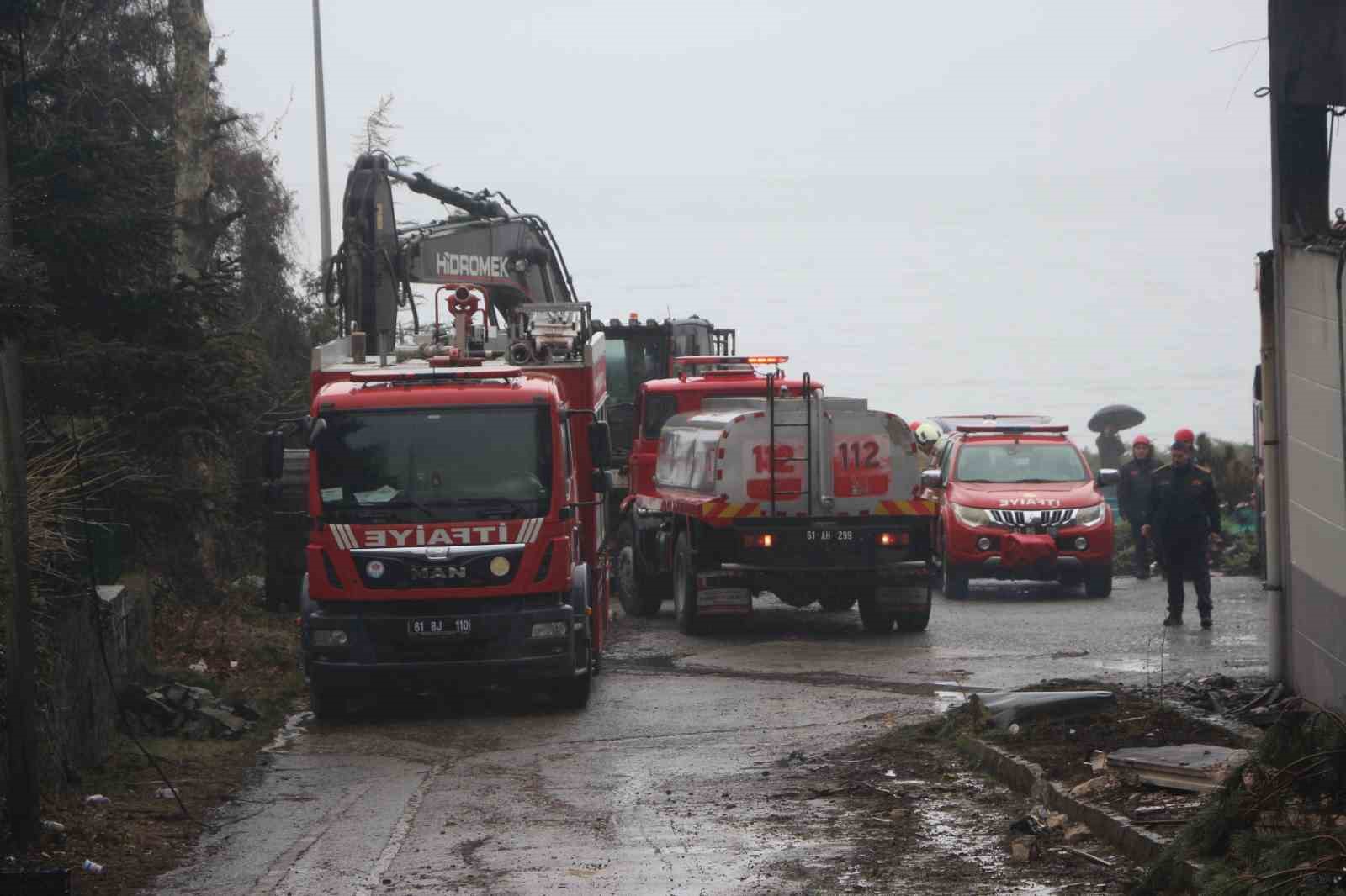 findik-fabrikasindaki-yanginda-sogutma-calismalari-suruyor