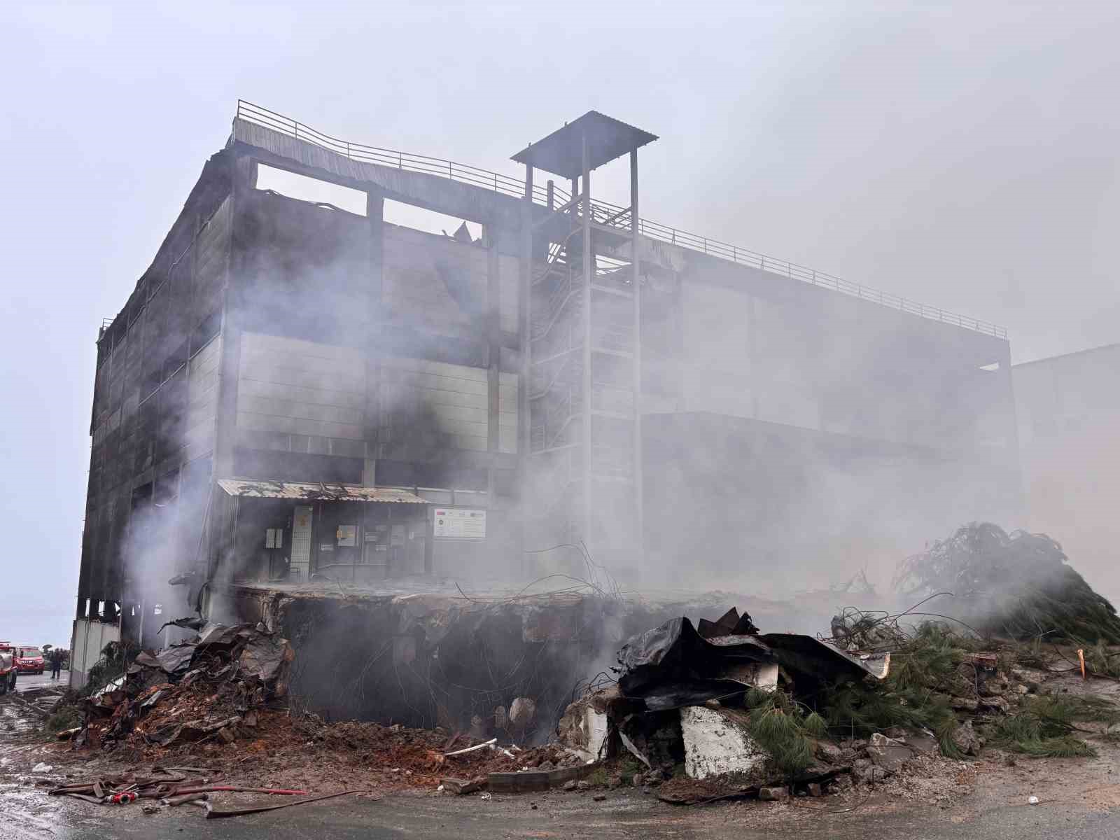 findik-fabrikasindaki-yanginda-sogutma-calismalari-suruyor