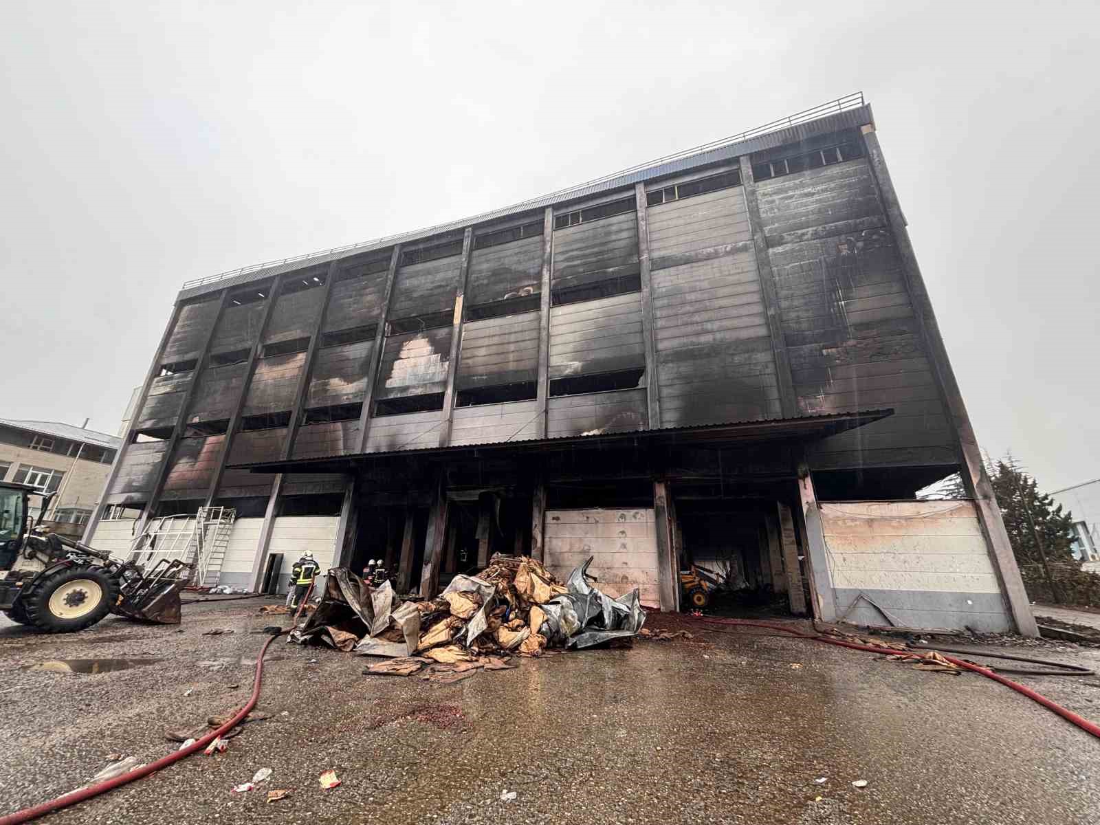 findik-fabrikasindaki-yanginda-sogutma-calismalari-suruyor