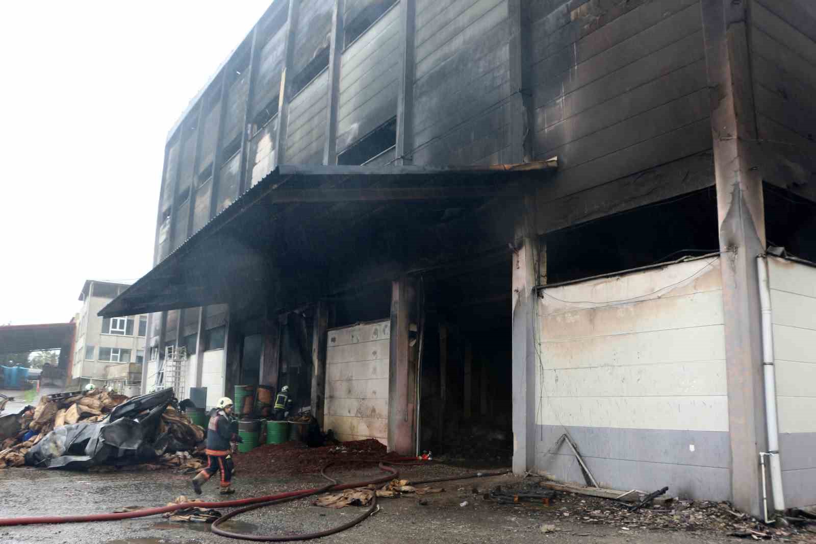 findik-fabrikasindaki-yanginda-sogutma-calismalari-suruyor