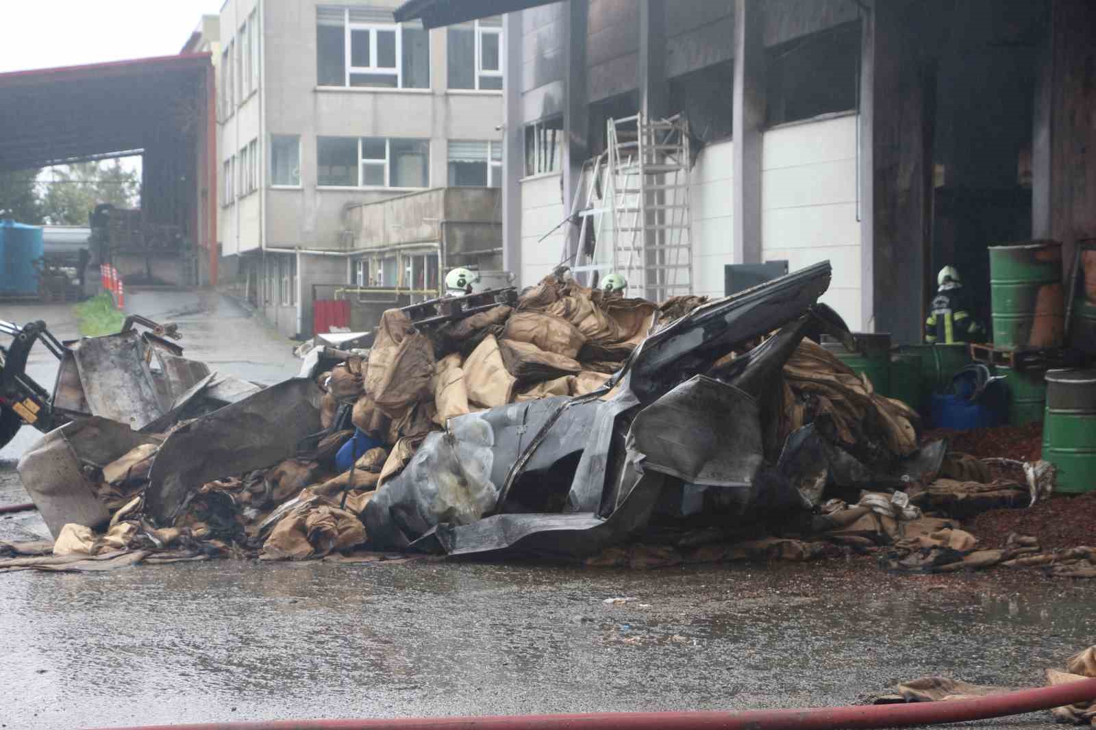 findik-fabrikasindaki-yanginda-sogutma-calismalari-suruyor