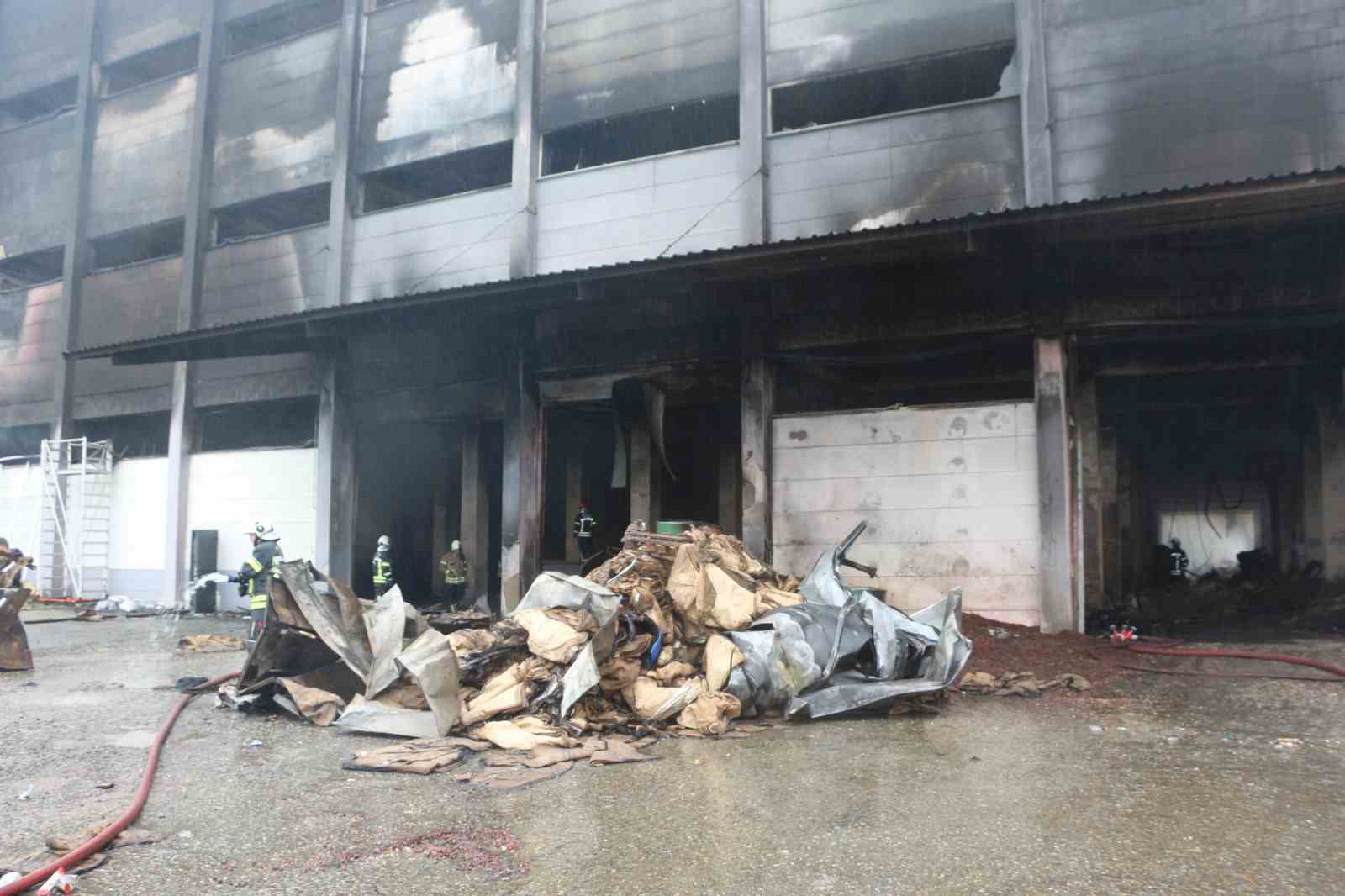 findik-fabrikasindaki-yanginda-sogutma-calismalari-suruyor