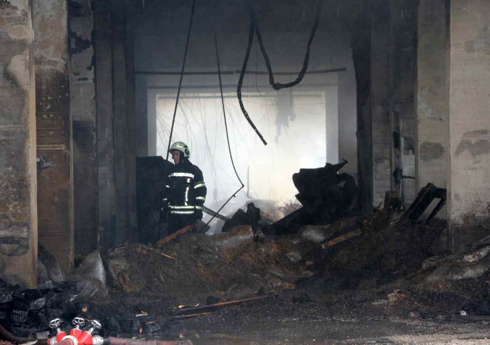 findik-fabrikasindaki-yanginda-sogutma-calismalari-suruyor