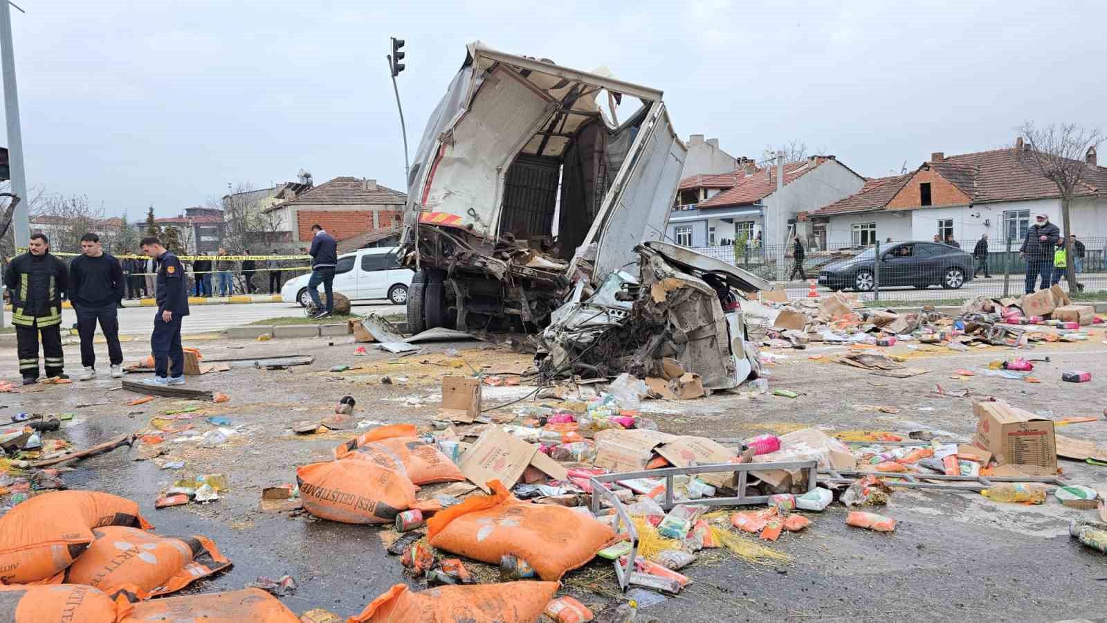 freni-patlayan-tir-dehset-sacti-ogrenci-servisi-dahil-7-arac-birbirine-girdi-18-yarali