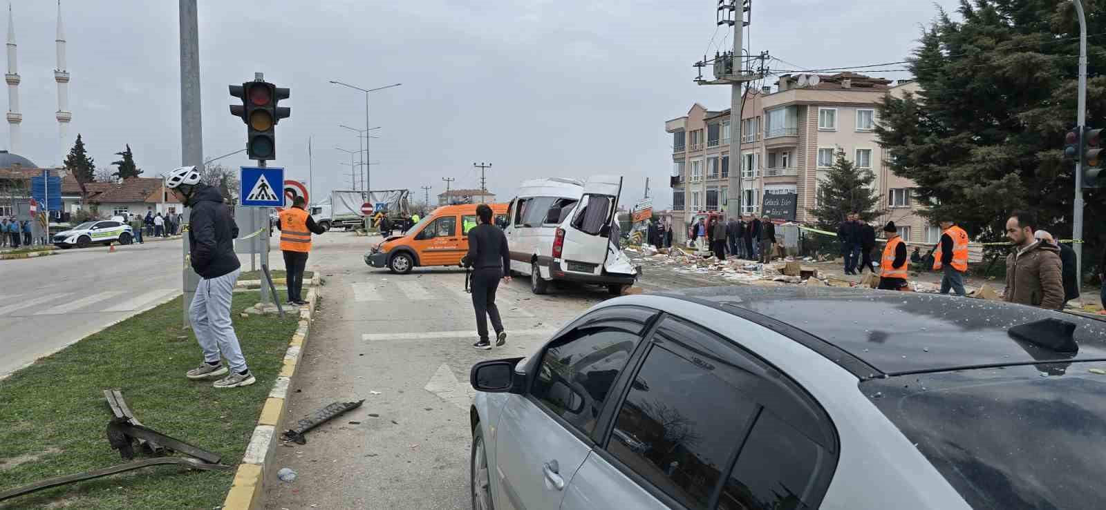freni-patlayan-tir-dehset-sacti-ogrenci-servisi-dahil-7-arac-birbirine-girdi-18-yarali