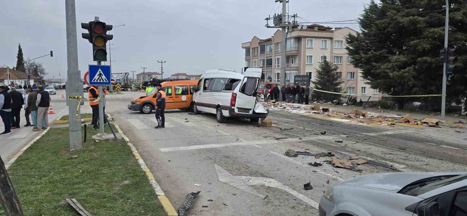 freni-patlayan-tir-dehset-sacti-ogrenci-servisi-dahil-7-arac-birbirine-girdi-18-yarali