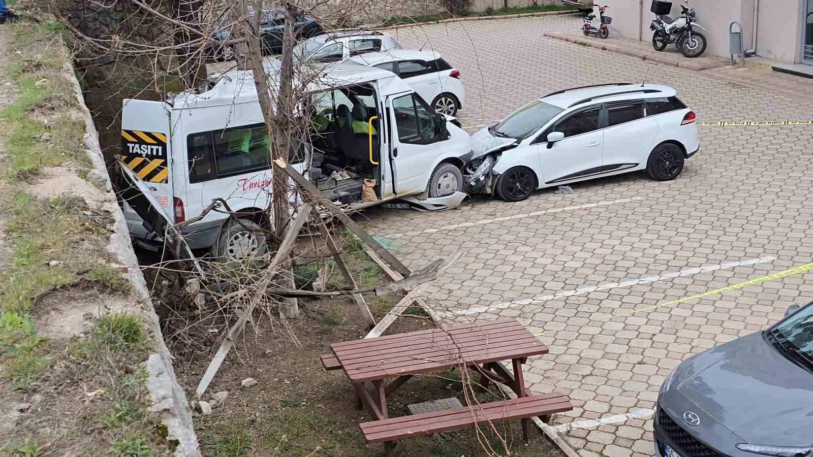 freni-patlayan-tir-dehset-sacti-ogrenci-servisi-dahil-7-arac-birbirine-girdi-18-yarali