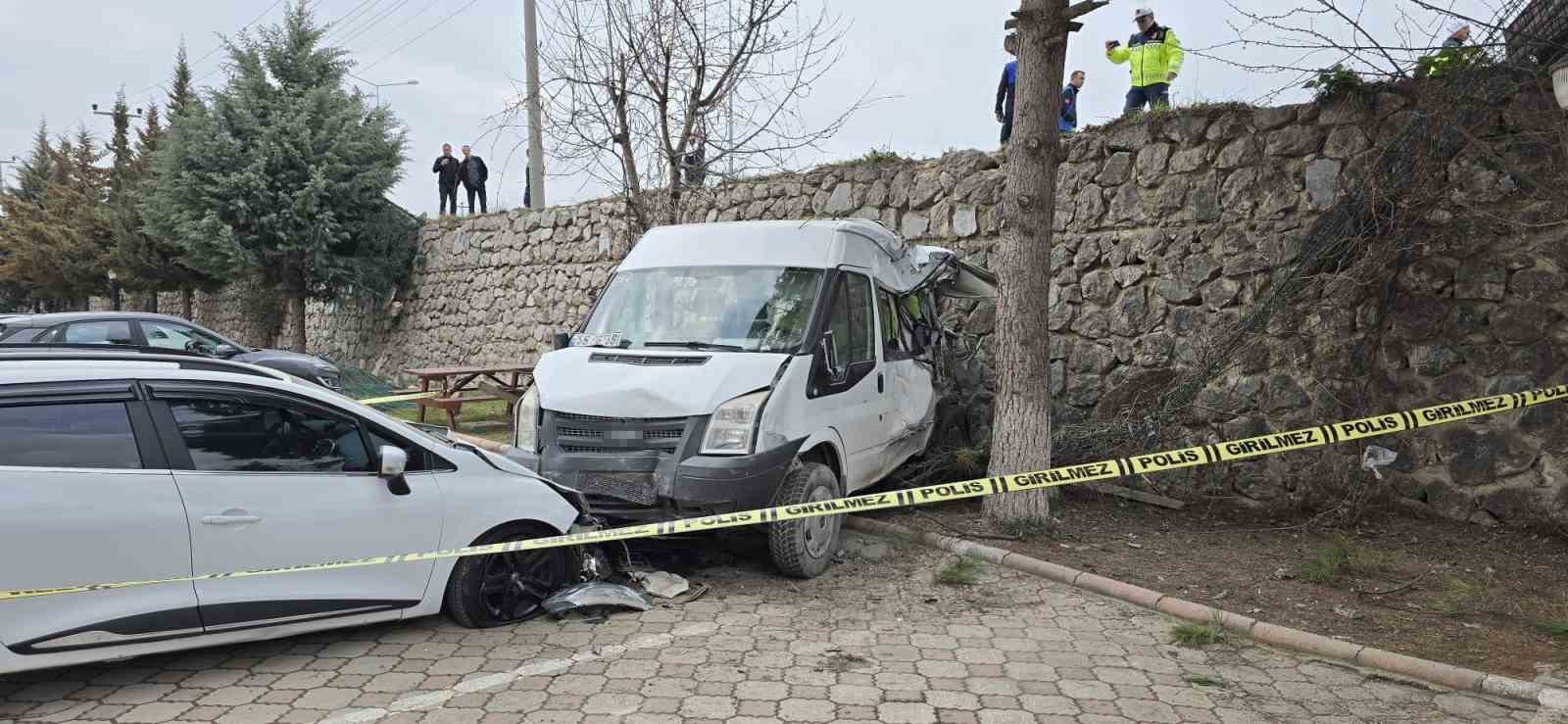 freni-patlayan-tir-dehset-sacti-ogrenci-servisi-dahil-7-arac-birbirine-girdi-18-yarali