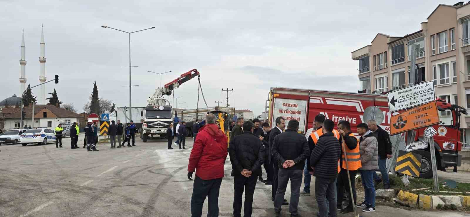 freni-patlayan-tir-dehset-sacti-ogrenci-servisi-dahil-7-arac-birbirine-girdi-18-yarali