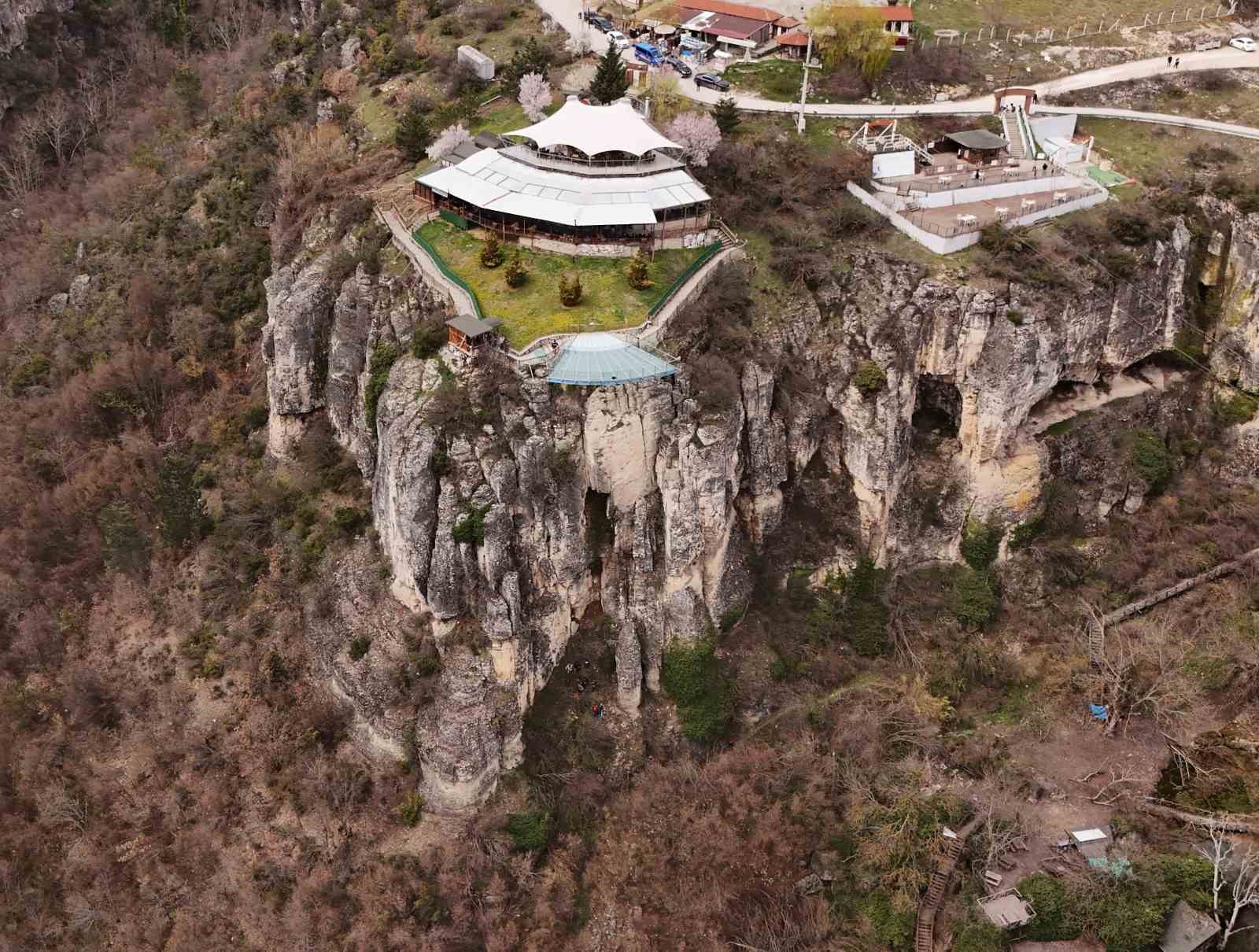 genc-kiz-80-metre-yuksekligindeki-cam-terastan-kendini-bosluga-birakti