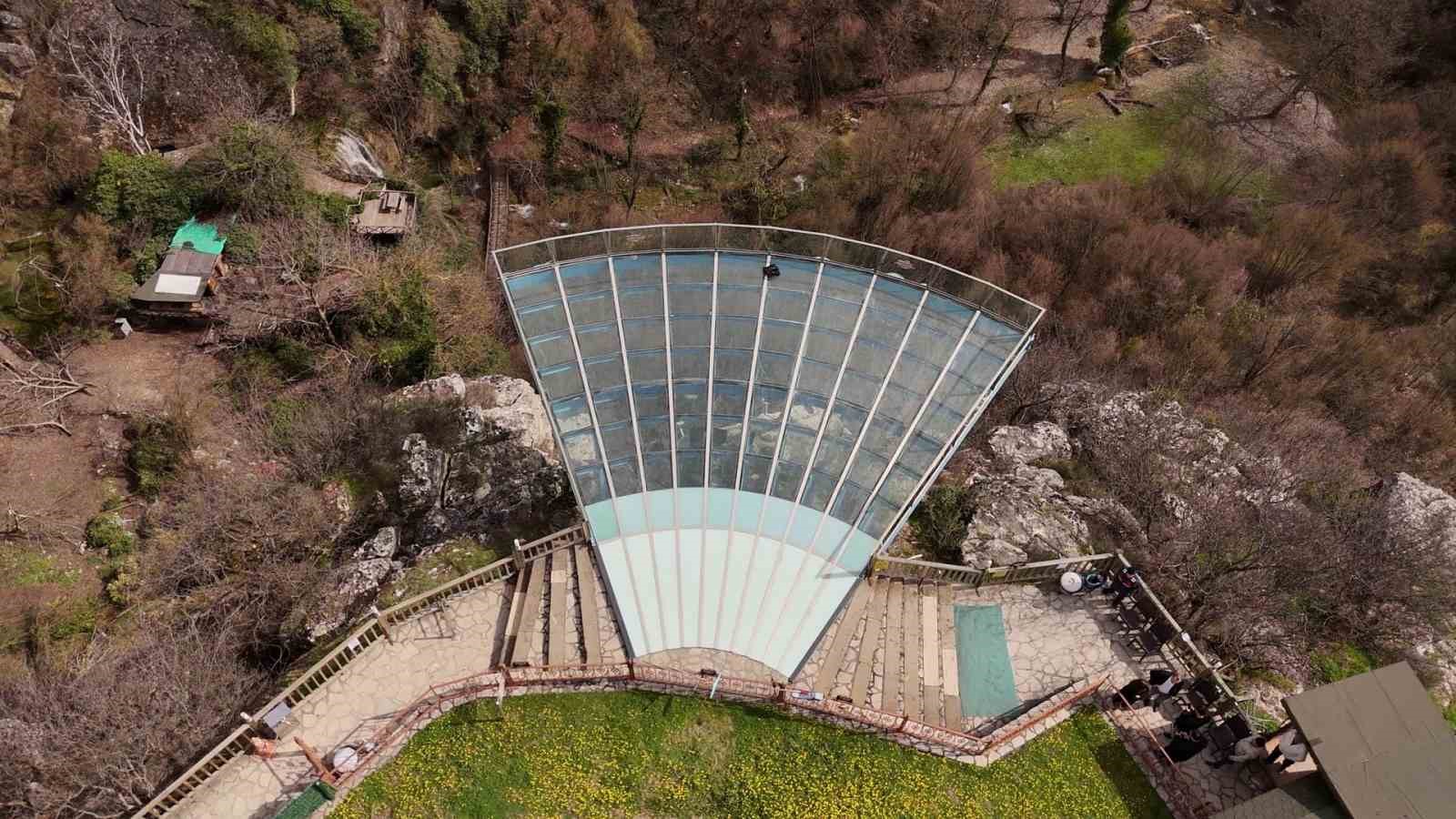 genc-kiz-80-metre-yuksekligindeki-cam-terastan-kendini-bosluga-birakti