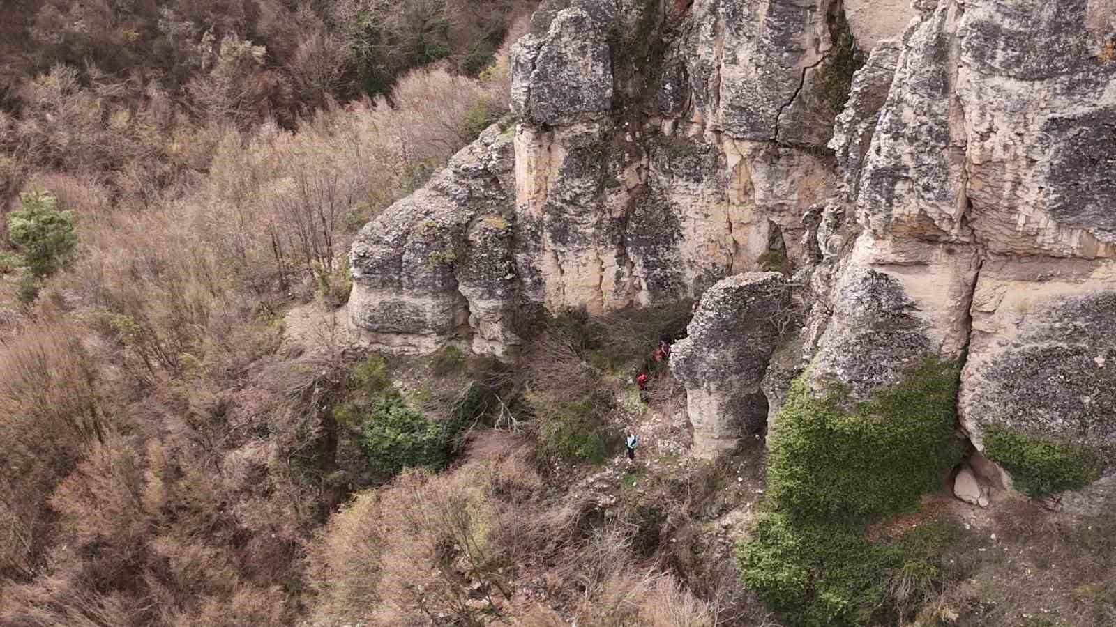 genc-kiz-80-metre-yuksekligindeki-cam-terastan-kendini-bosluga-birakti