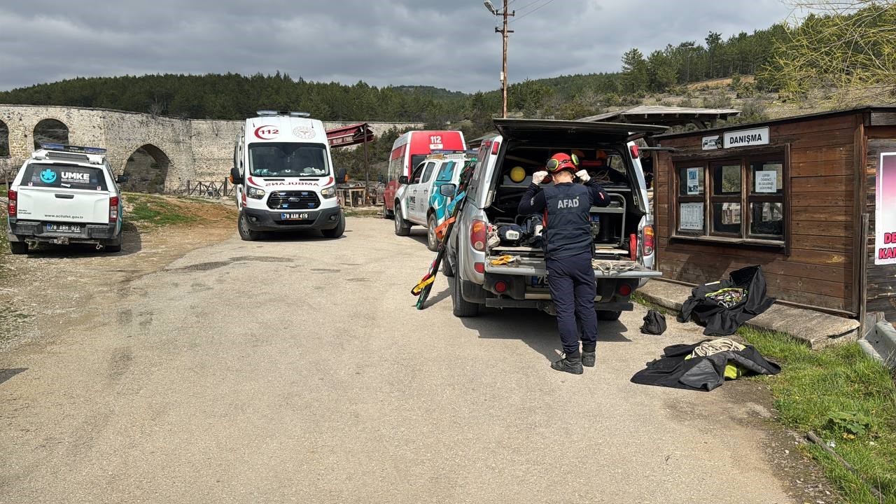 genc-kiz-80-metre-yuksekligindeki-cam-terastan-kendini-bosluga-birakti