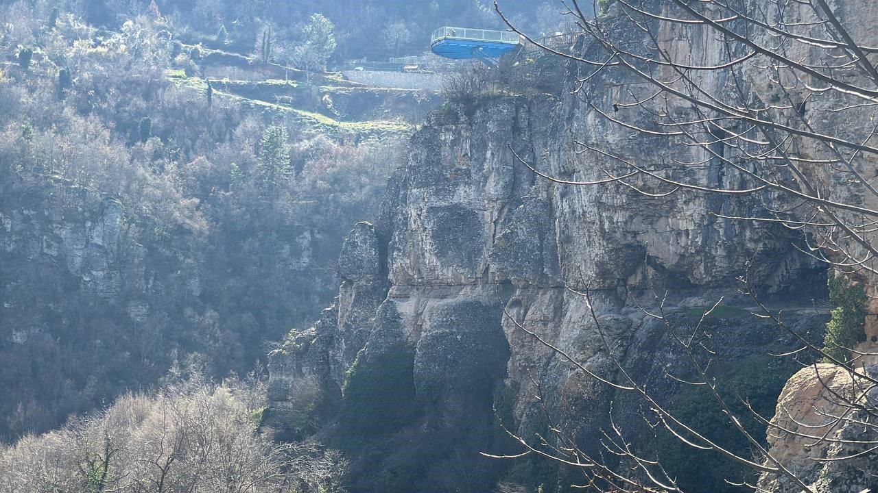 genc-kiz-80-metre-yuksekligindeki-cam-terastan-kendini-bosluga-birakti