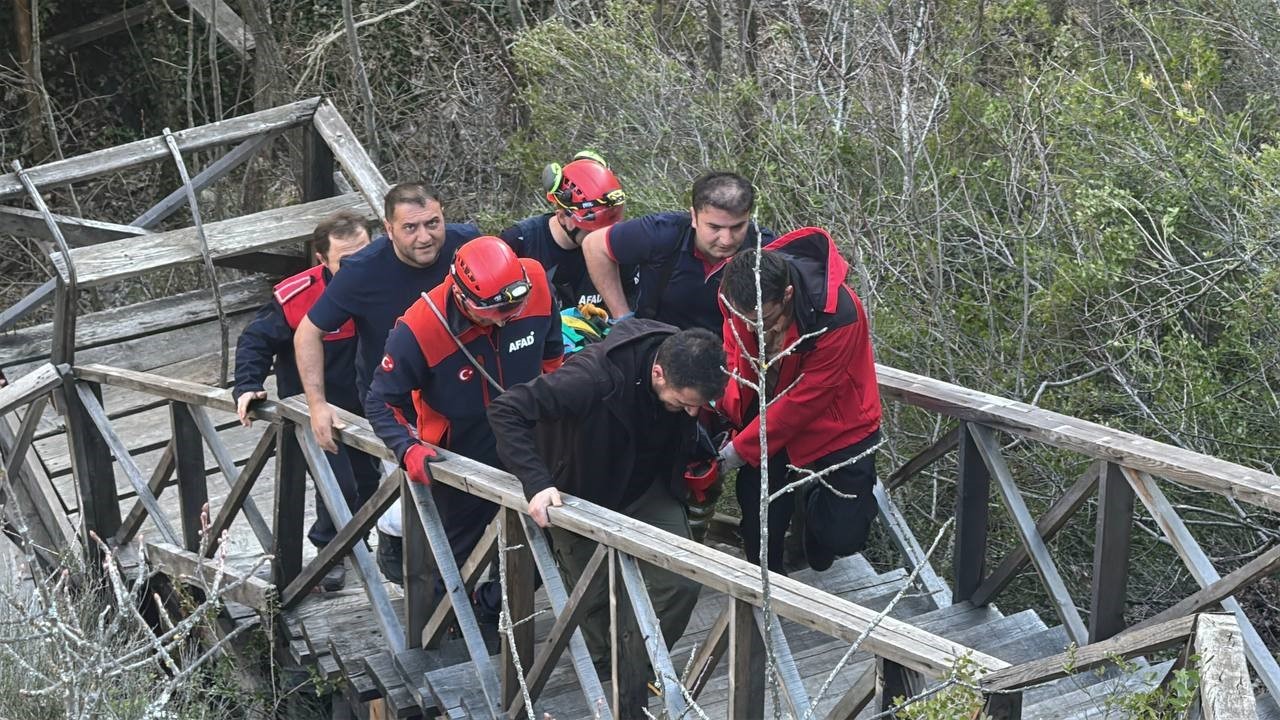 genc-kiz-80-metre-yuksekligindeki-cam-terastan-kendini-bosluga-birakti