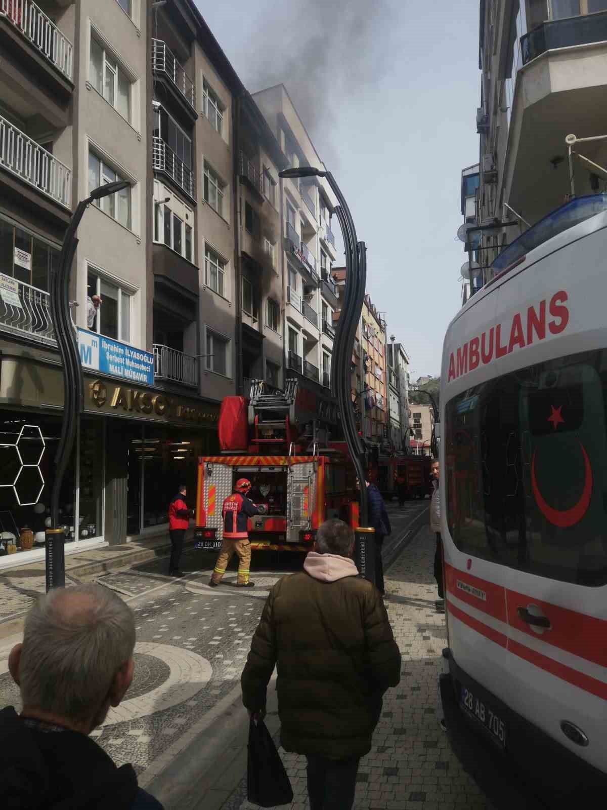 giresunda-4-katli-apartmanin-ikinci-katinda-cikan-yangin-panige-neden-oldu