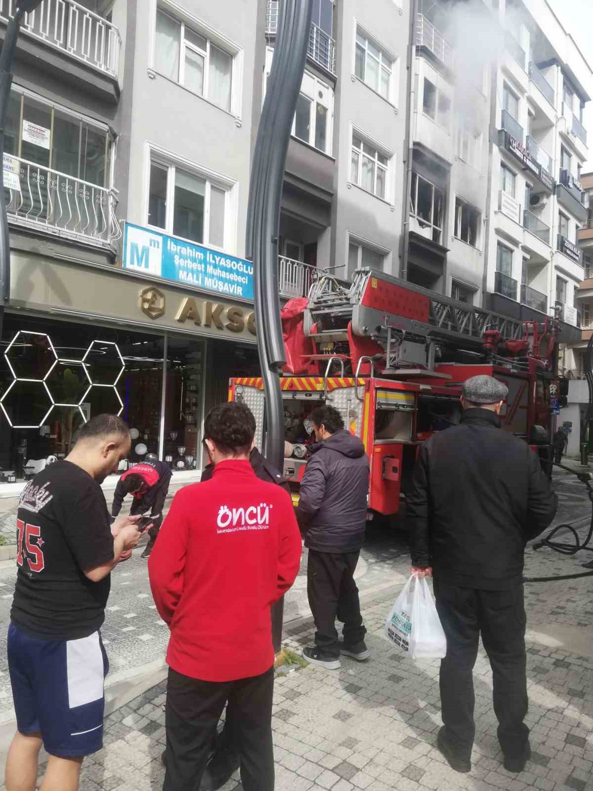 giresunda-4-katli-apartmanin-ikinci-katinda-cikan-yangin-panige-neden-oldu