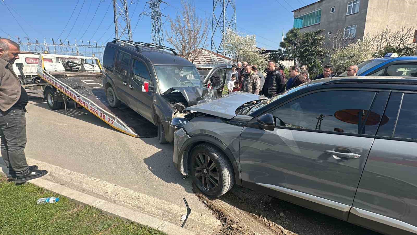 hafif-ticari-arac-ile-suv-tipi-arac-kafa-kafaya-carpisti-4-yarali