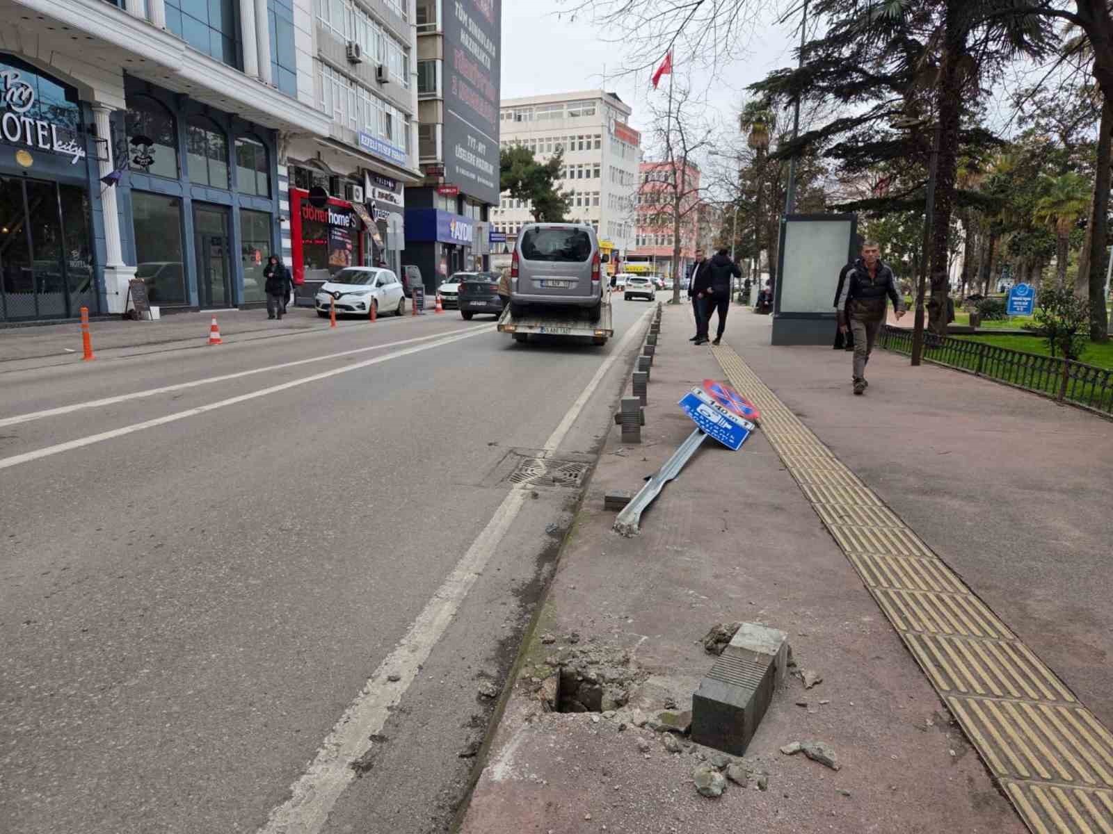 hafif-ticari-arac-kaldirima-cikti-trafik-levhasi-ve-dubayi-devirdi