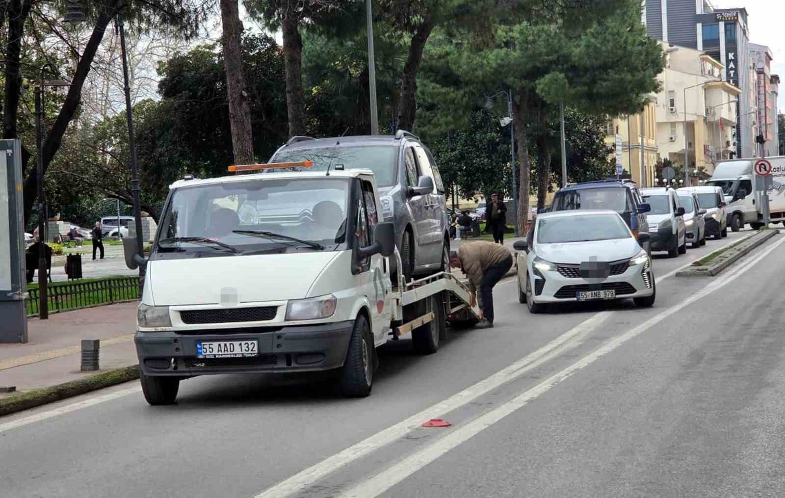 hafif-ticari-arac-kaldirima-cikti-trafik-levhasi-ve-dubayi-devirdi