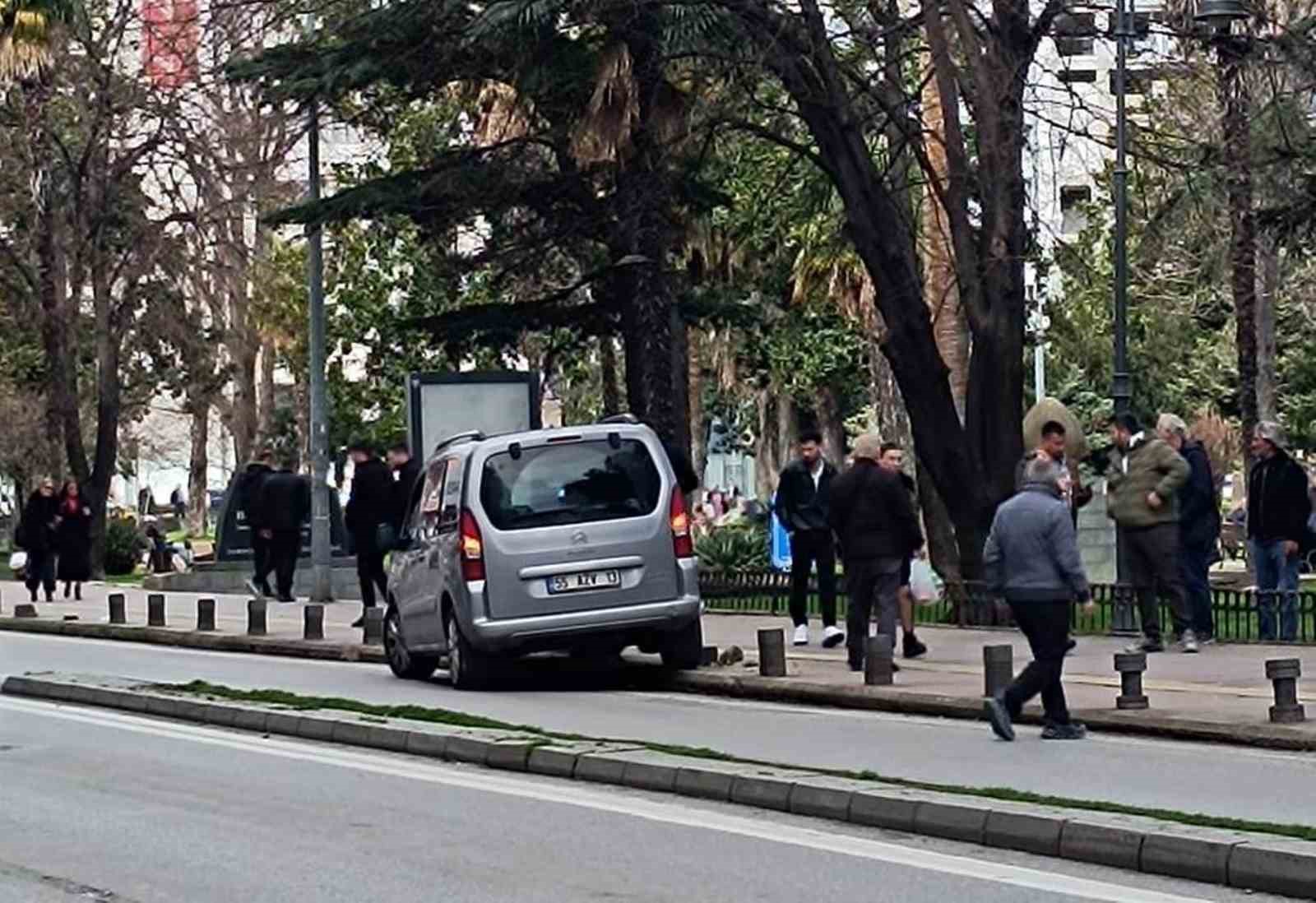 hafif-ticari-arac-kaldirima-cikti-trafik-levhasi-ve-dubayi-devirdi