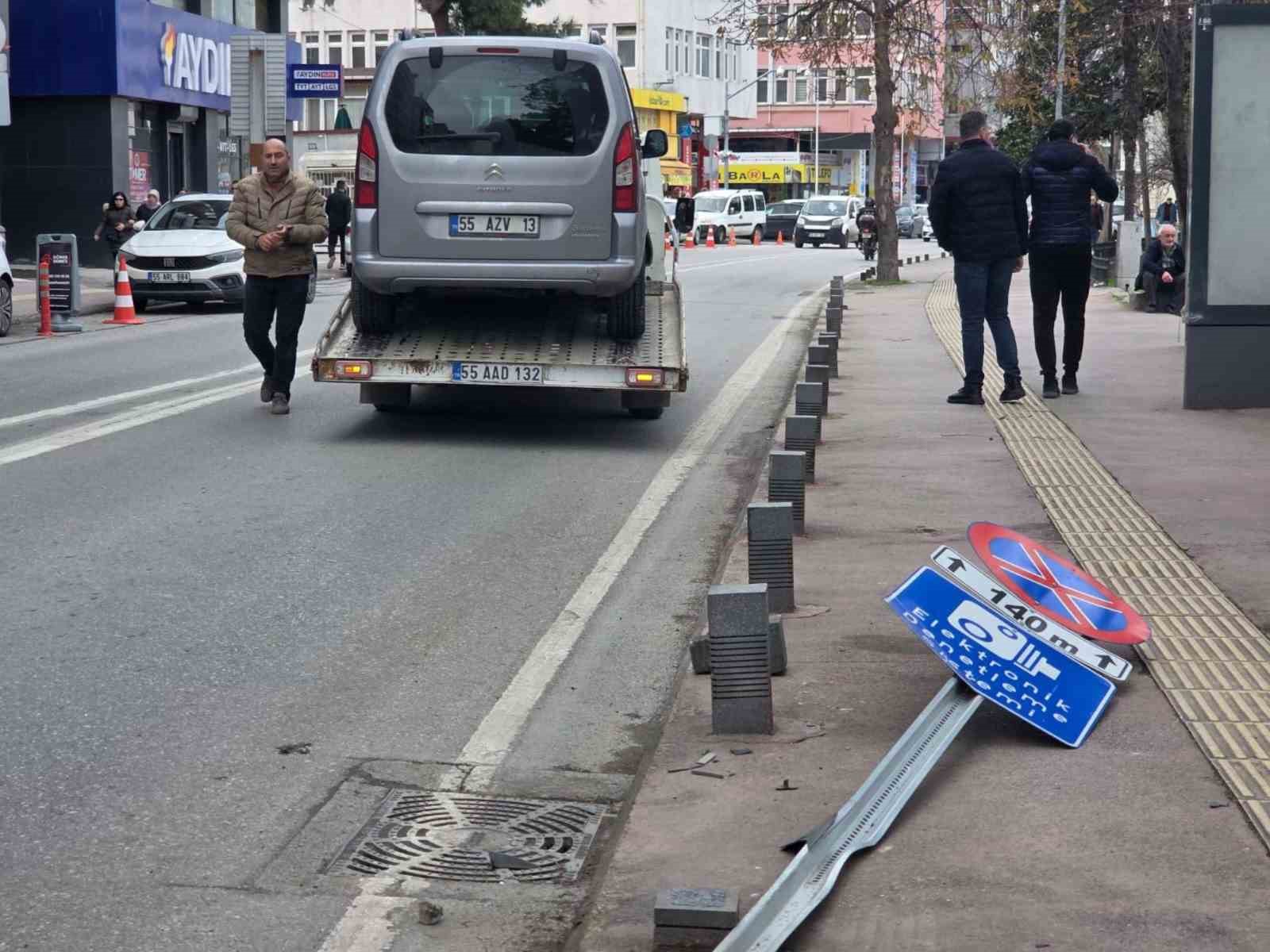 hafif-ticari-arac-kaldirima-cikti-trafik-levhasi-ve-dubayi-devirdi