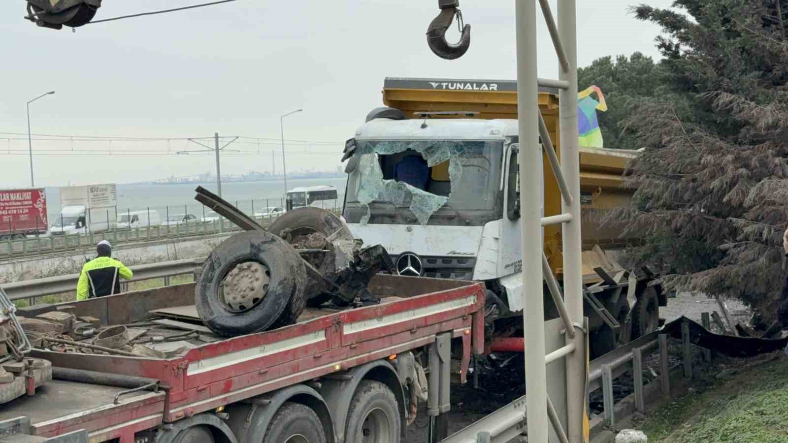 hafriyat-kamyonu-refuje-daldi-surucu-yaralandi